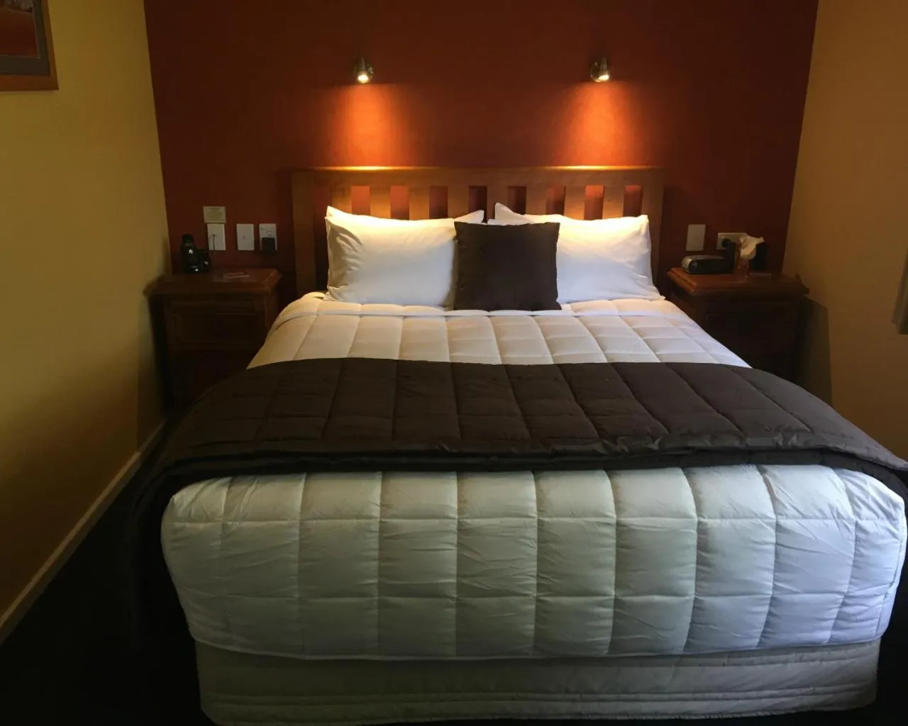 Bedroom, Bed in Lake Roxburgh Lodge