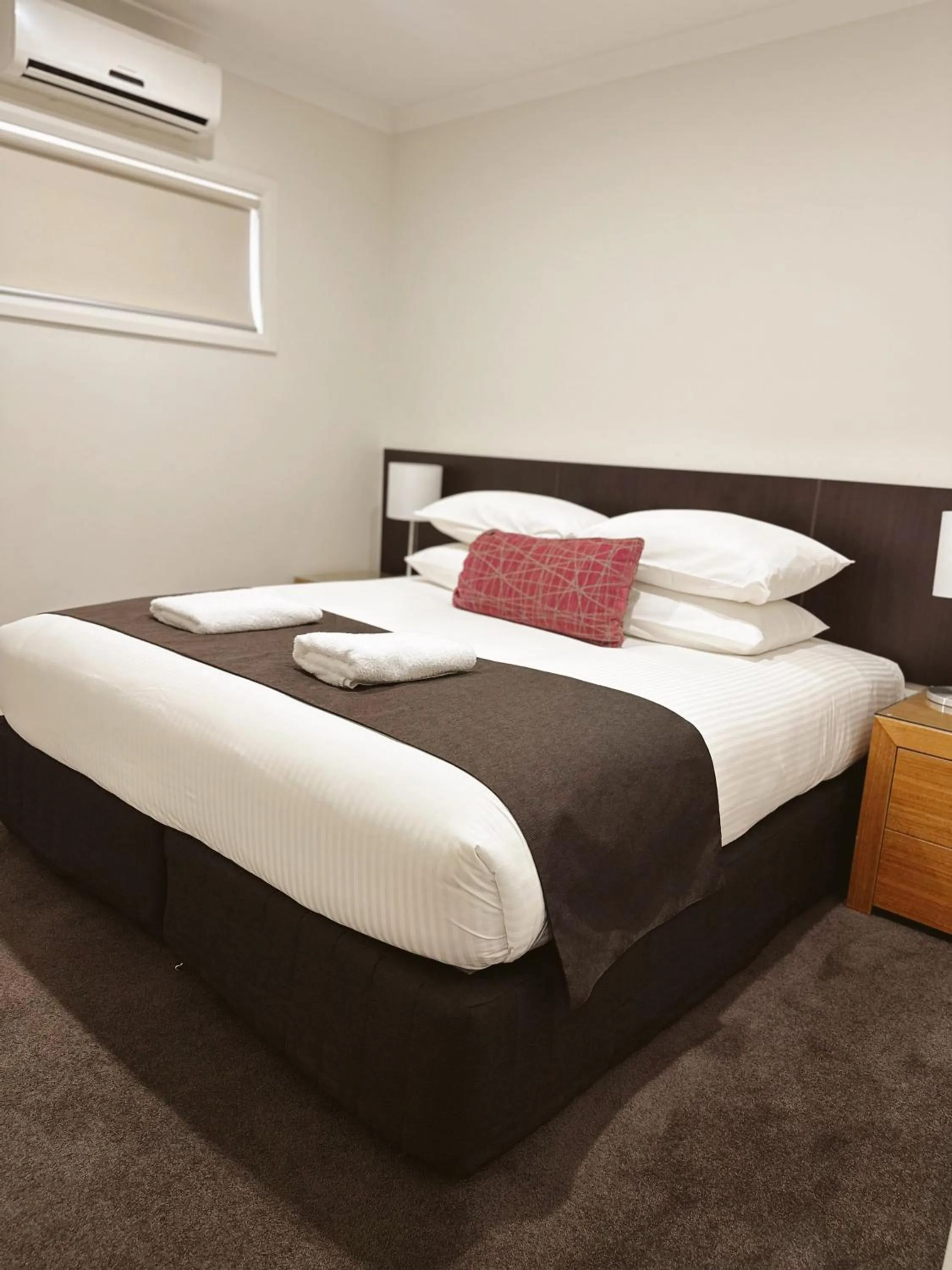 Bedroom, Bed in Red Earth Motel