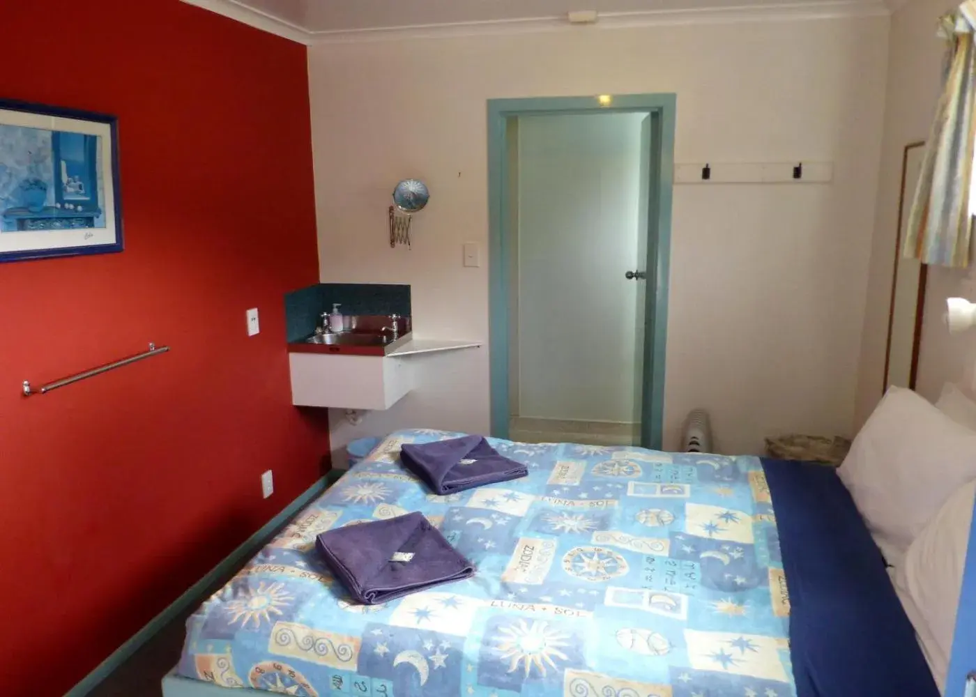 Bed in Sequoia Lodge Backpackers Bed in Sequoia Lodge Backpackers