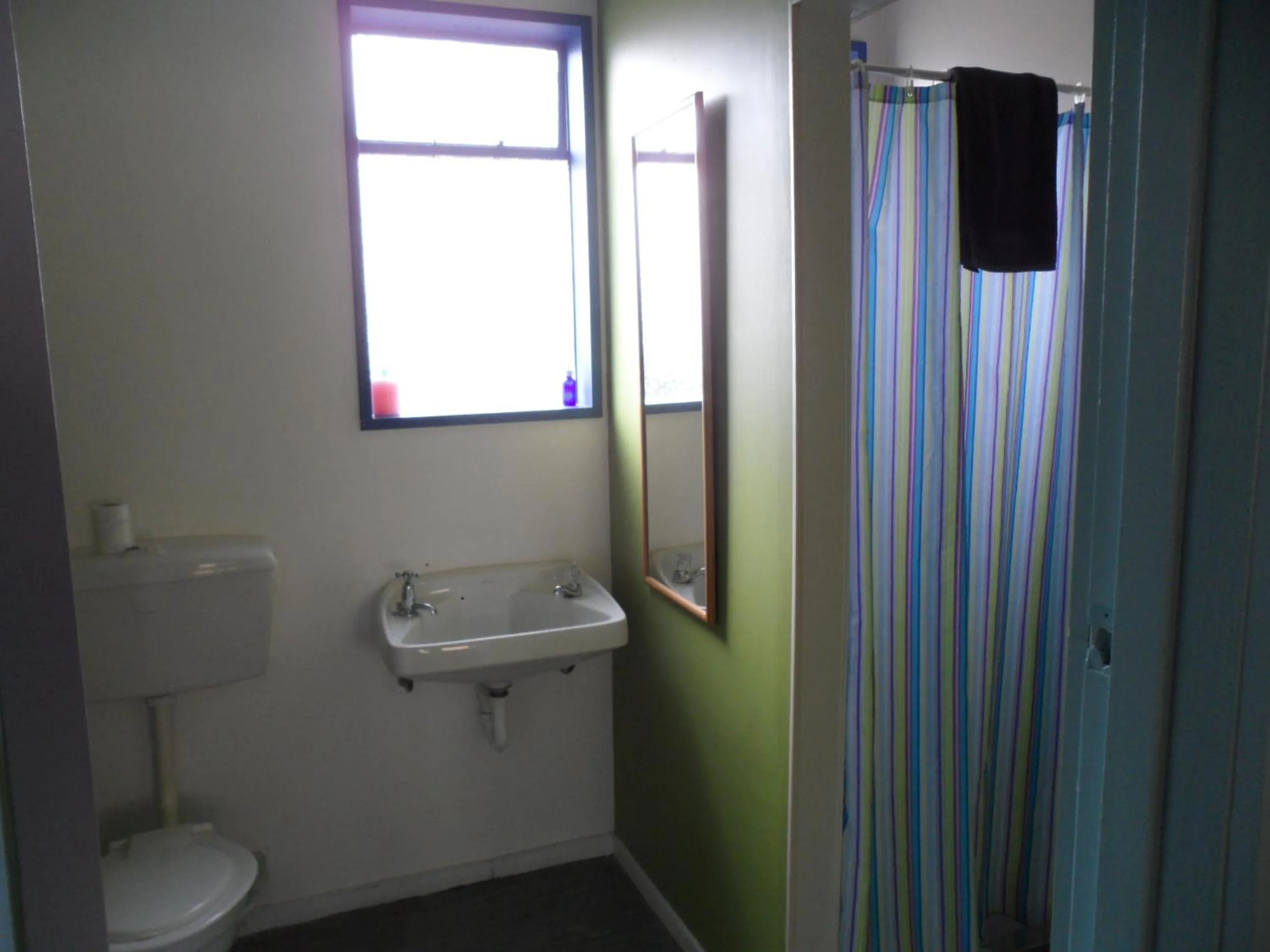Bathroom in Sequoia Lodge Backpackers
