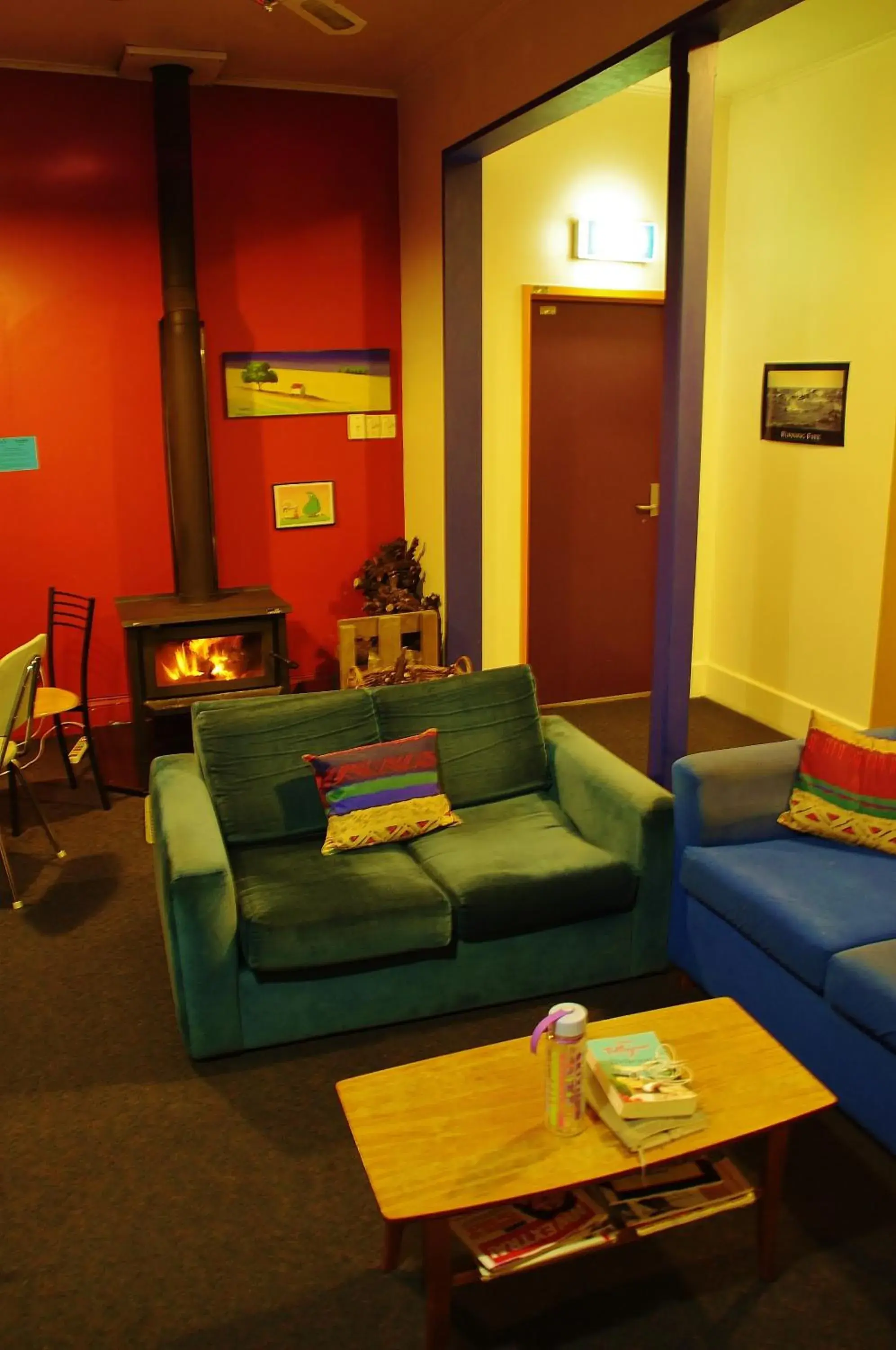 Lounge or bar in Sequoia Lodge Backpackers Lounge or bar in Sequoia Lodge Backpackers