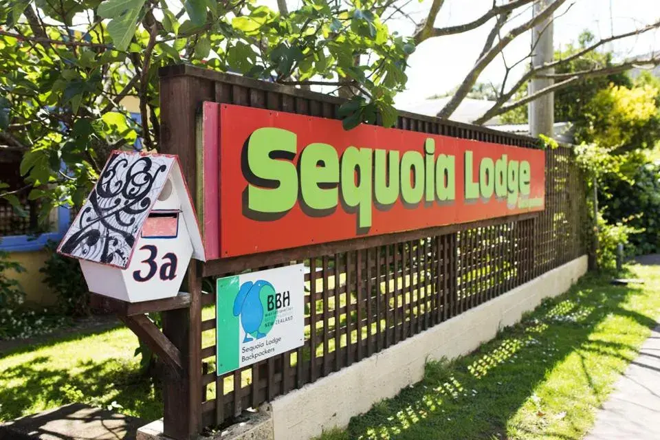 Facade/entrance in Sequoia Lodge Backpackers Facade/entrance in Sequoia Lodge Backpackers