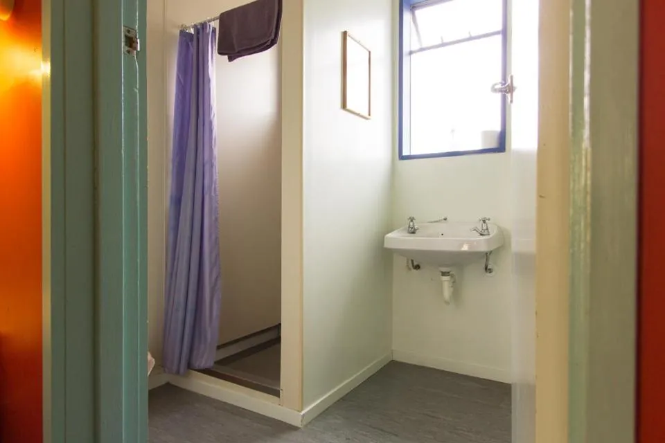 Bathroom in Sequoia Lodge Backpackers