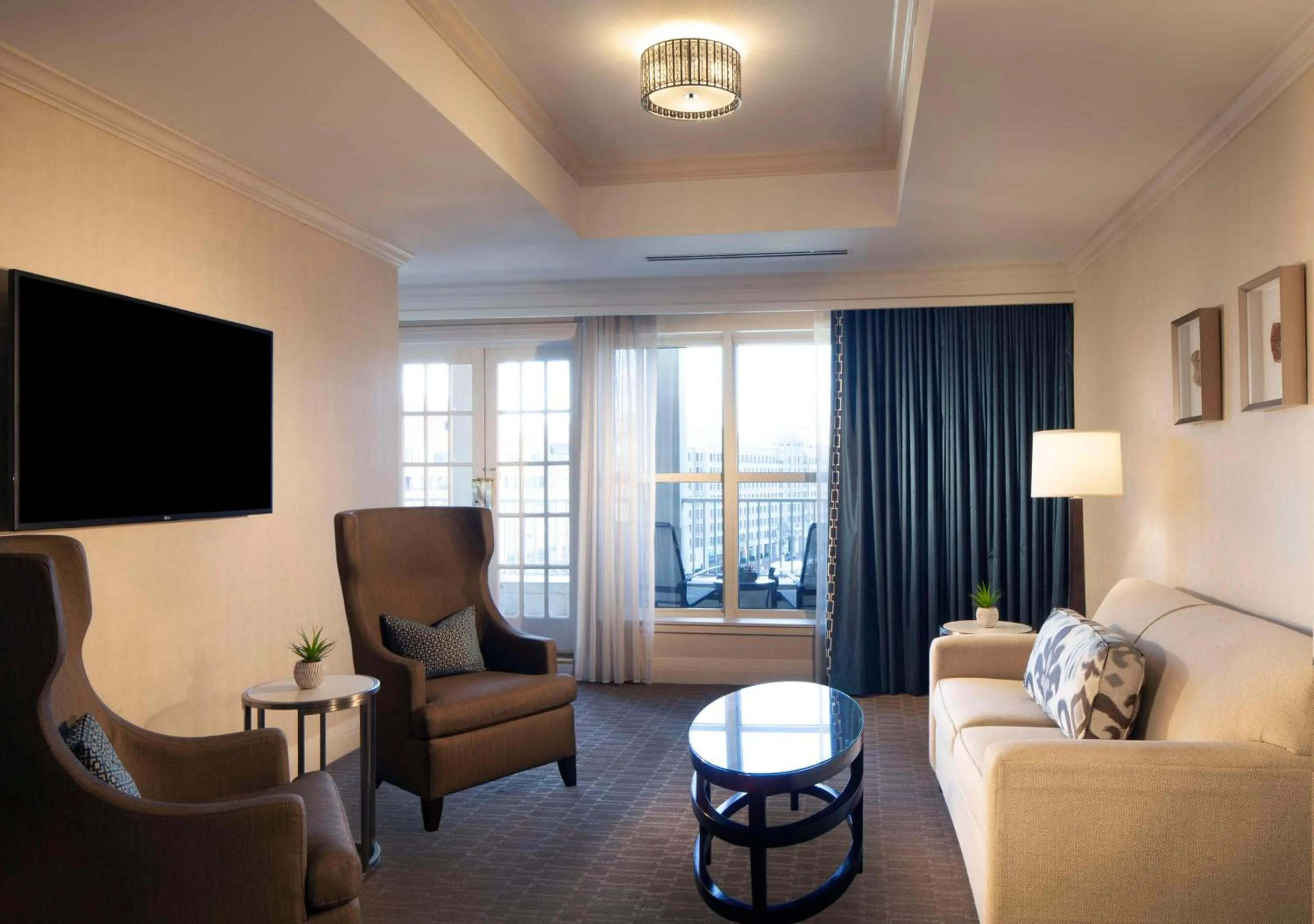 Living room in Hilton Alexandria Old Town