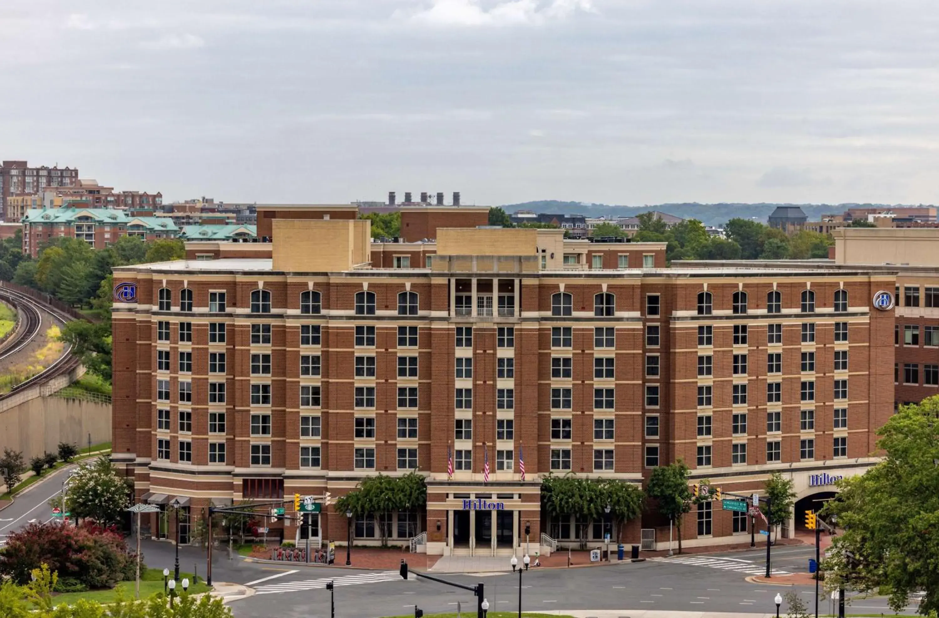 Property building in Hilton Alexandria Old Town Property building in Hilton Alexandria Old Town