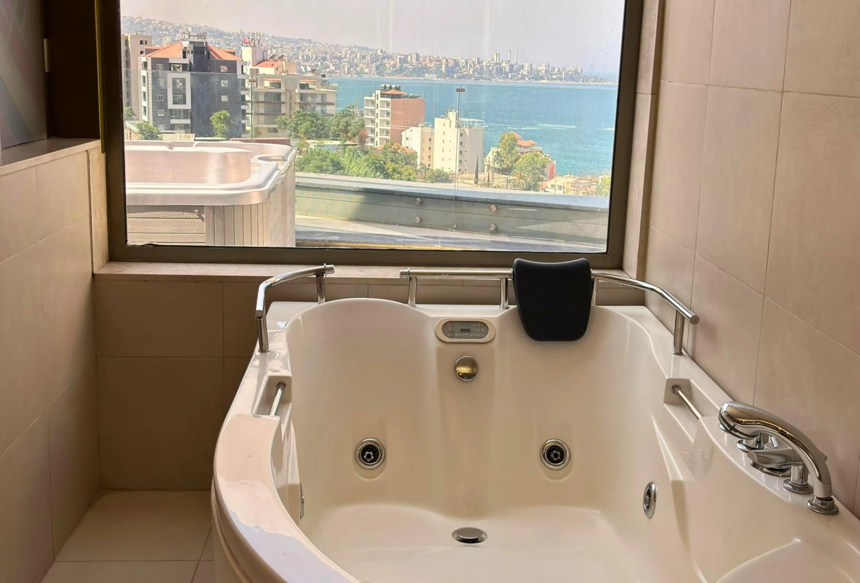 Hot Tub in Hotel Xperience