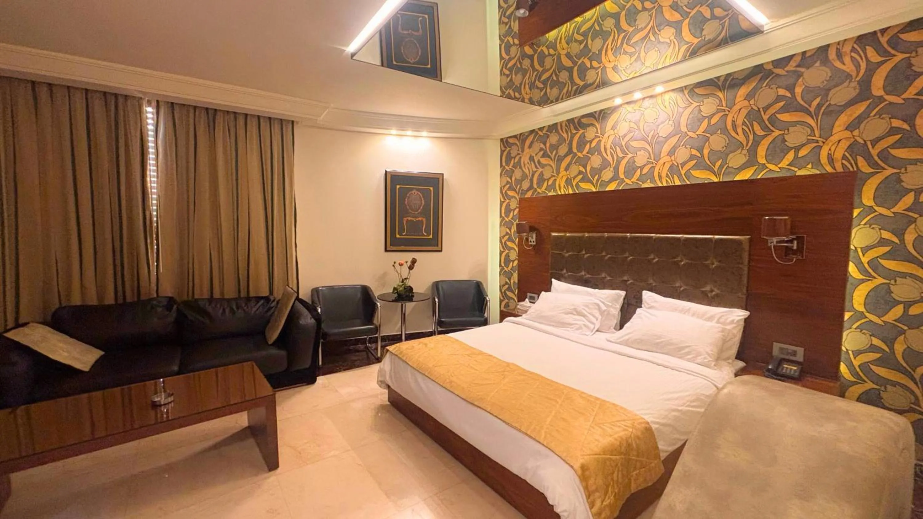 Seating area, Bed in Hotel Xperience