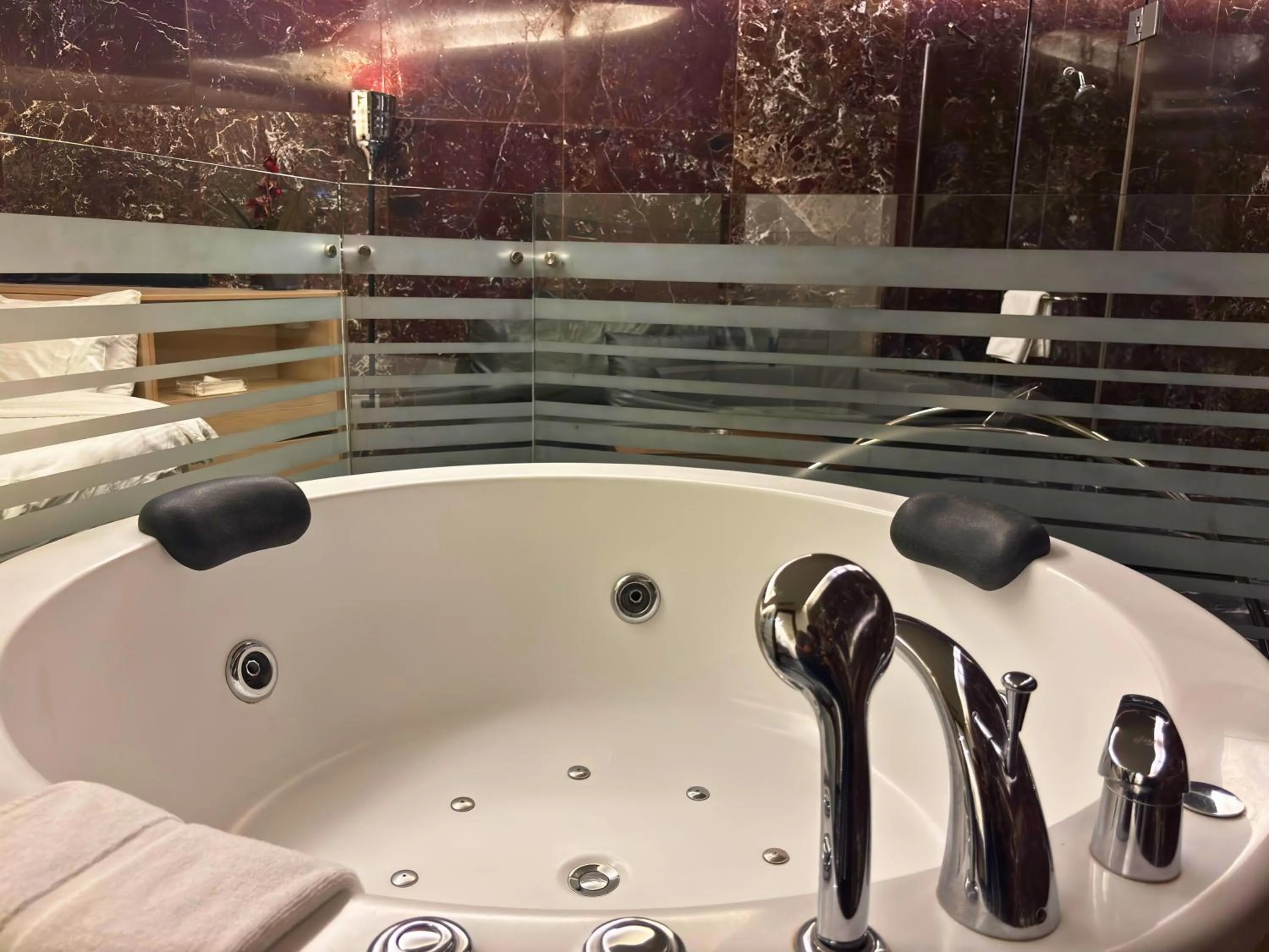 Hot Tub in Hotel Xperience