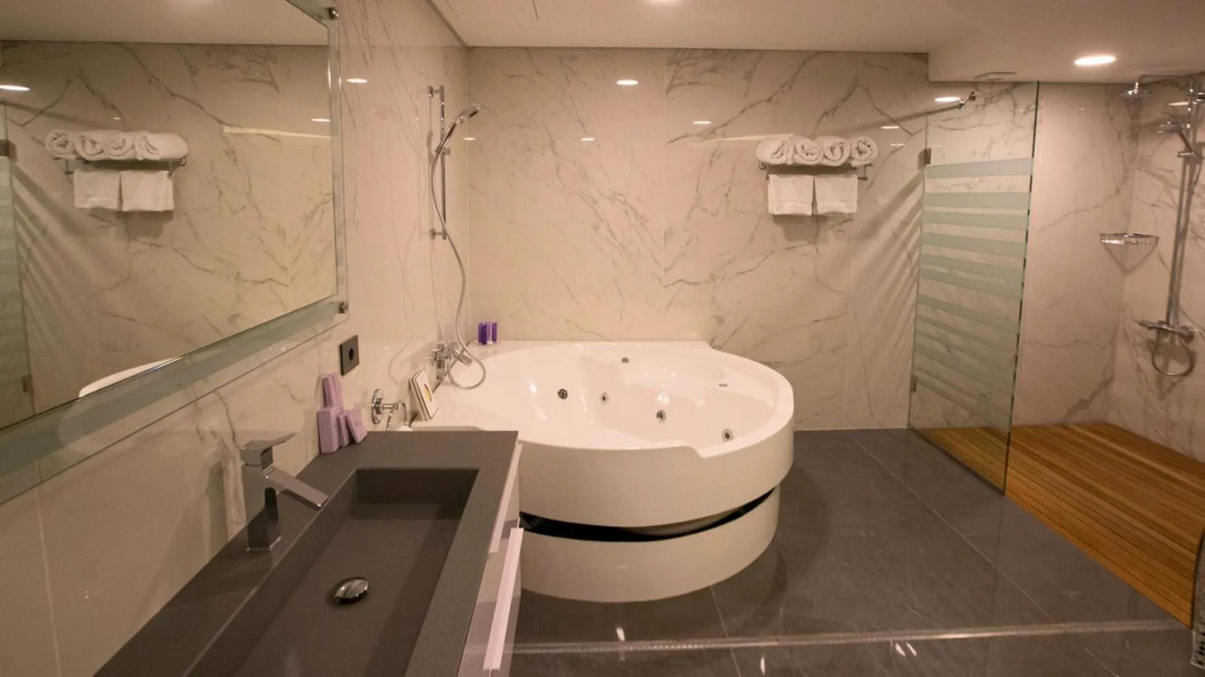 Shower in Hotel Xperience