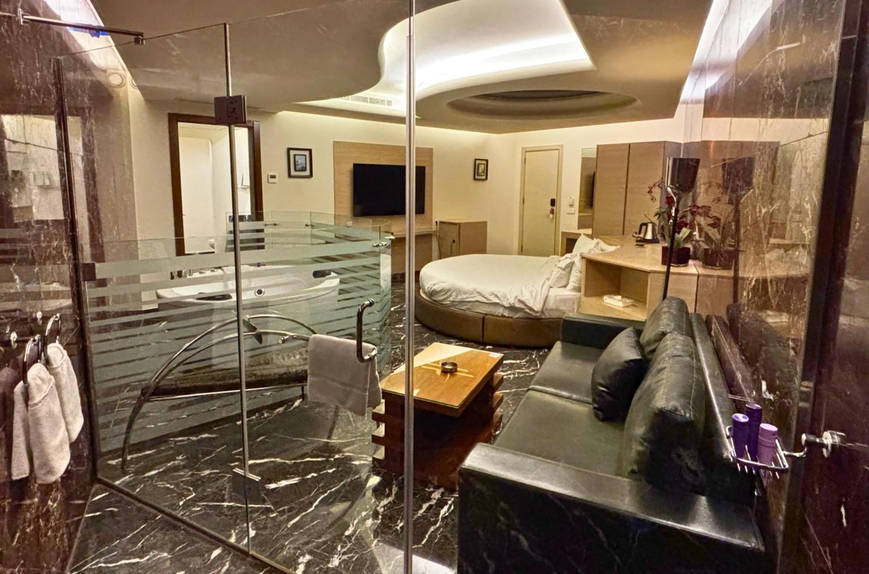 Shower, Bed in Hotel Xperience
