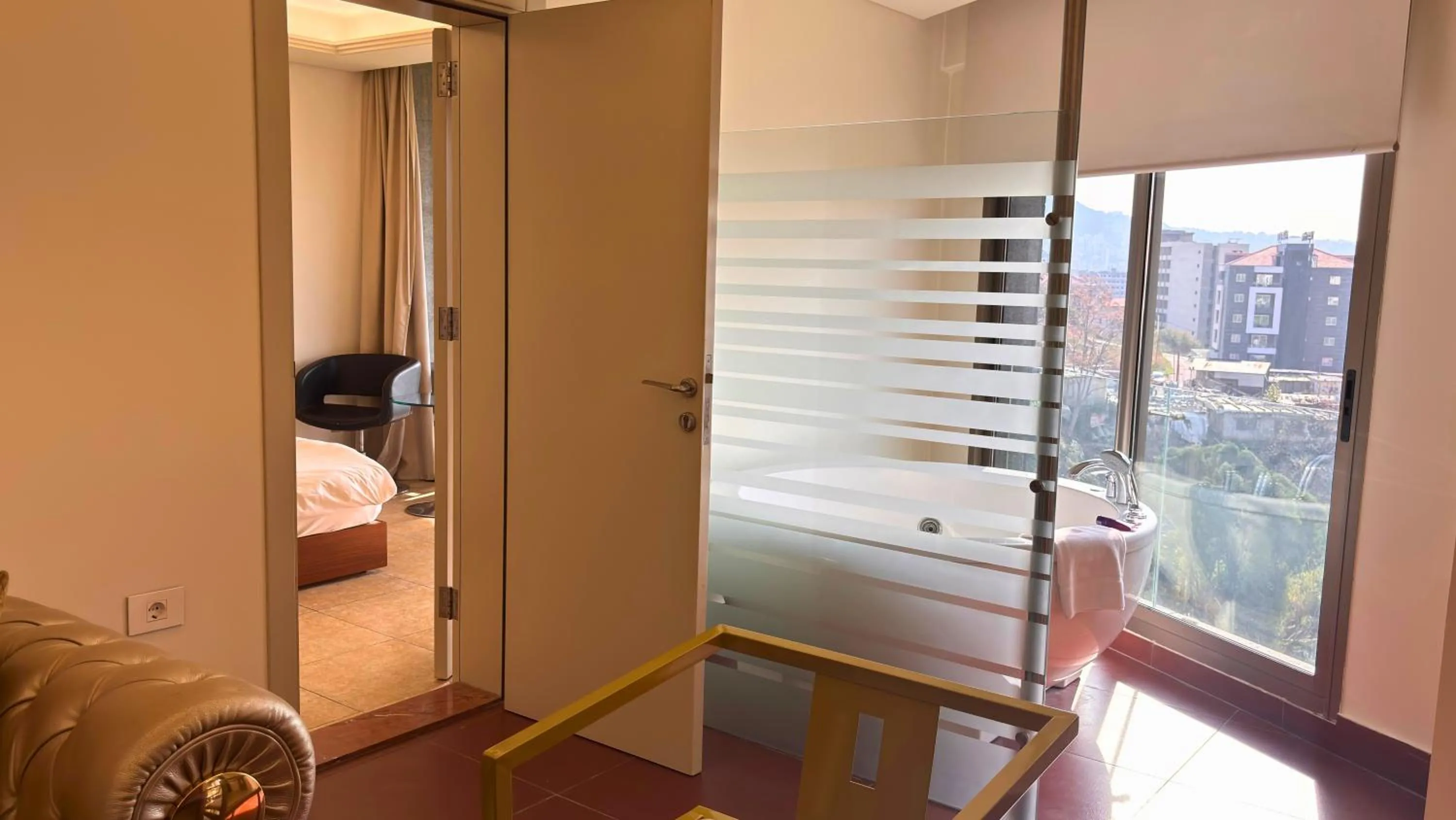 Hot Tub, Bed in Hotel Xperience