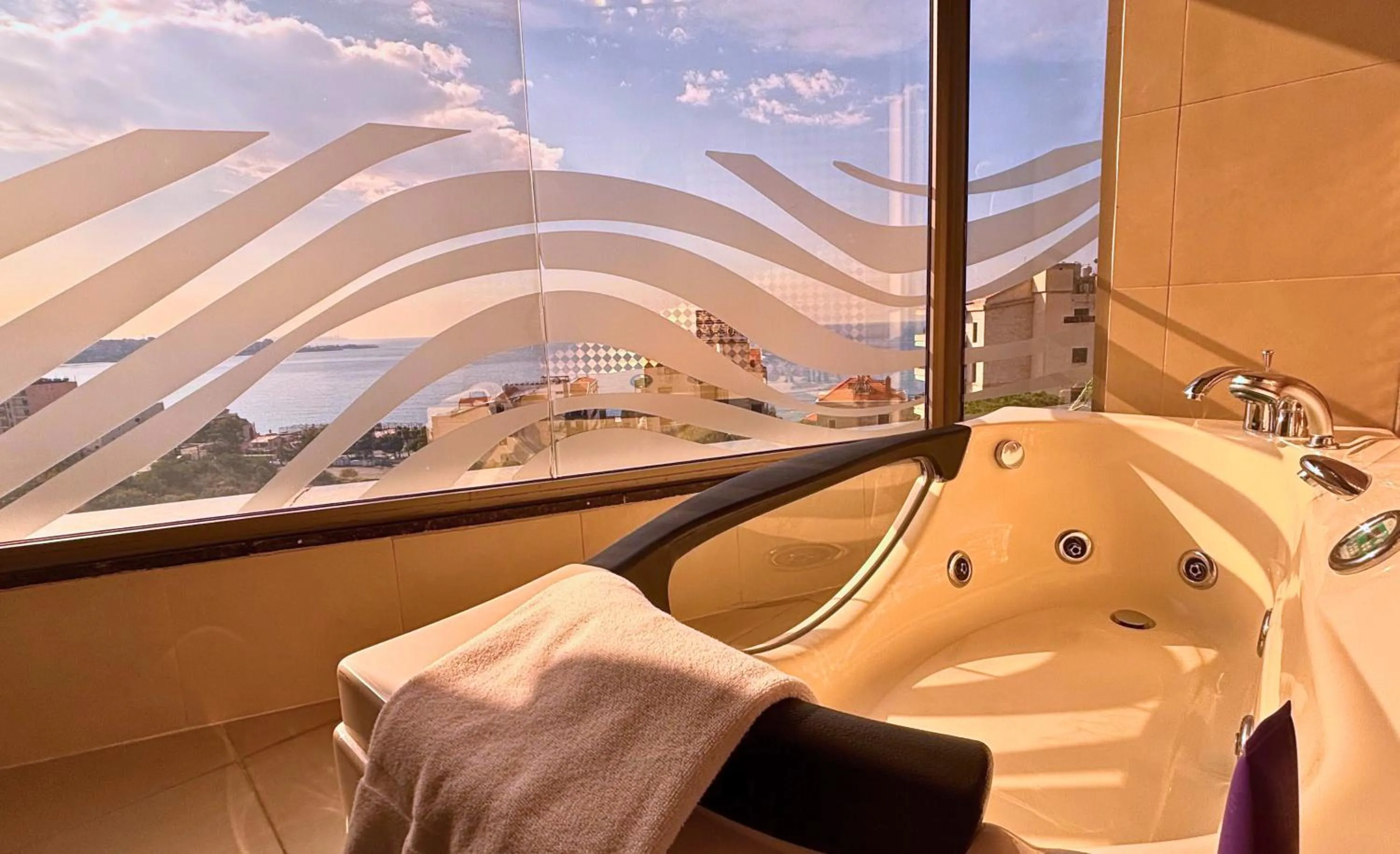 Hot Tub in Hotel Xperience