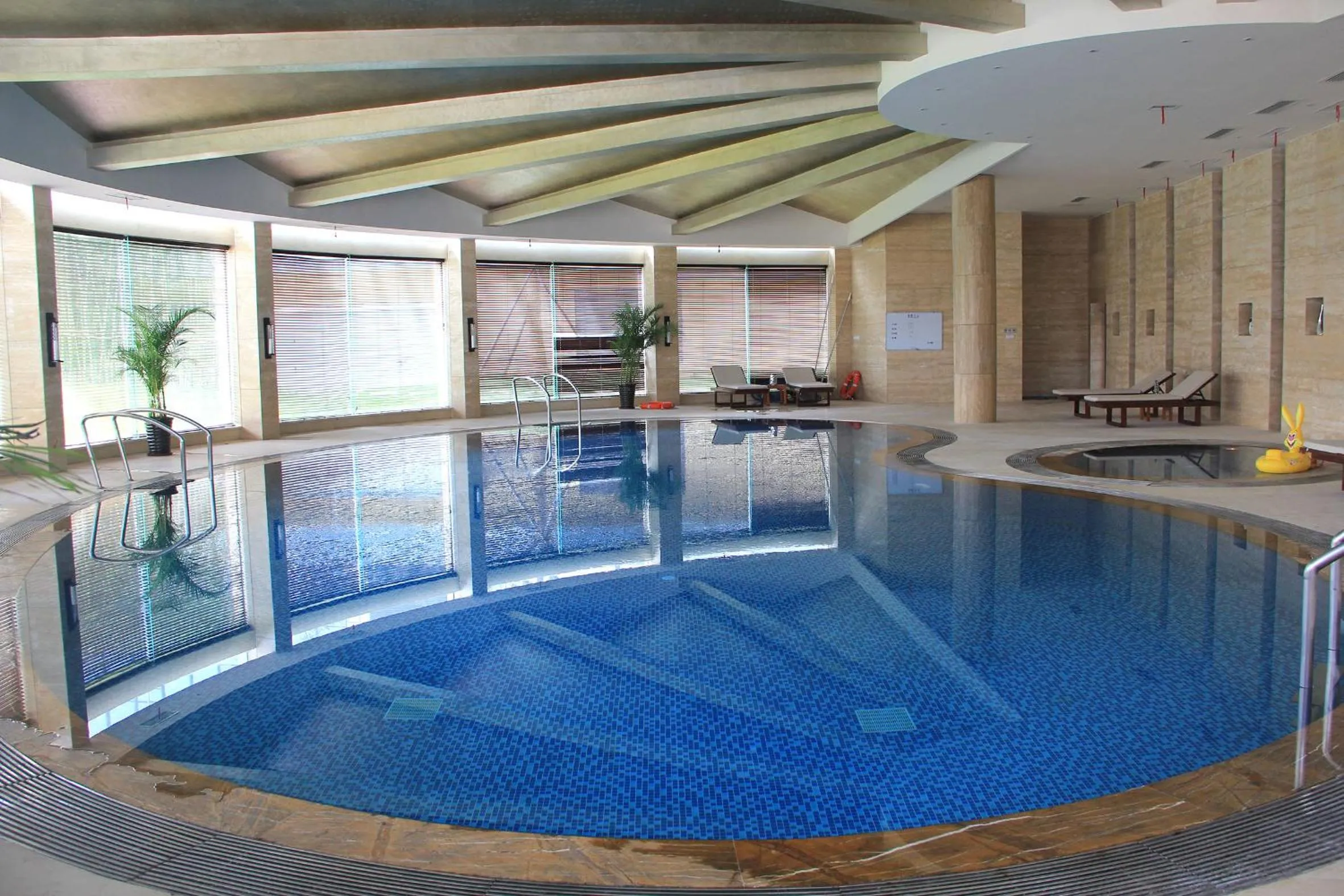 Swimming pool in Best Western Premier Hotel Hefei
