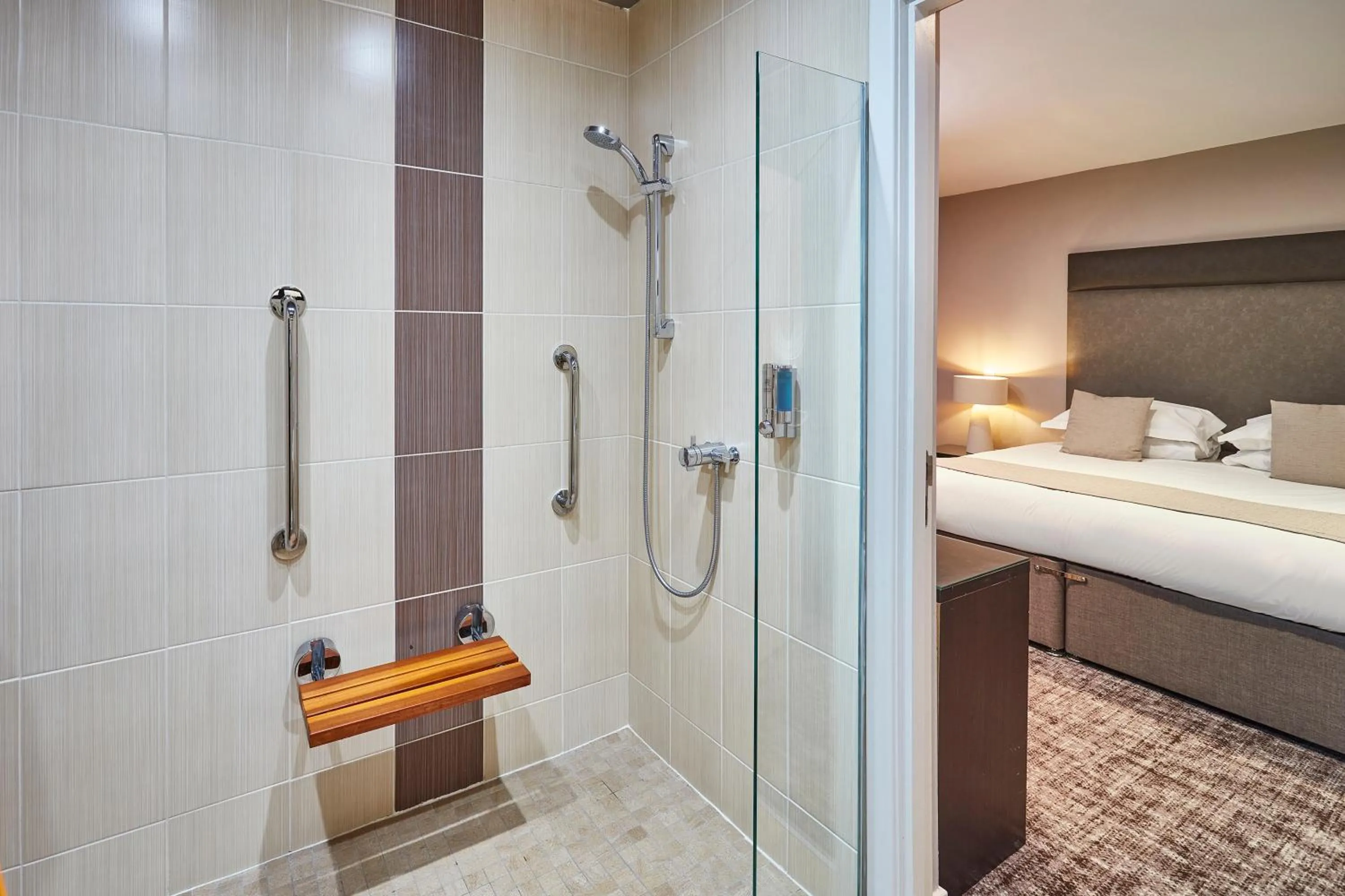 Shower, Bed in The Ranald Hotel