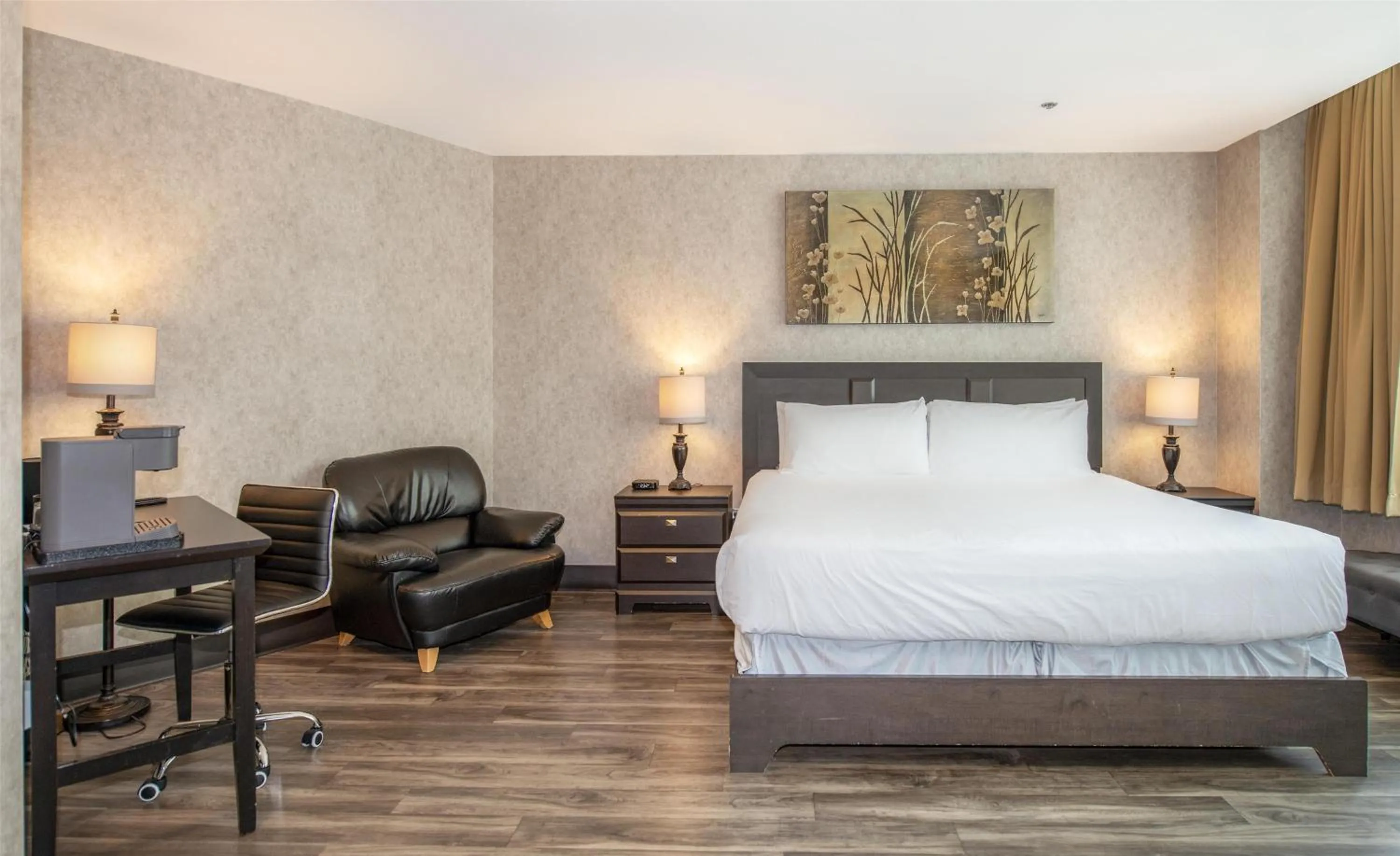 Bedroom, Bed in Coast Lonsdale Quay Hotel