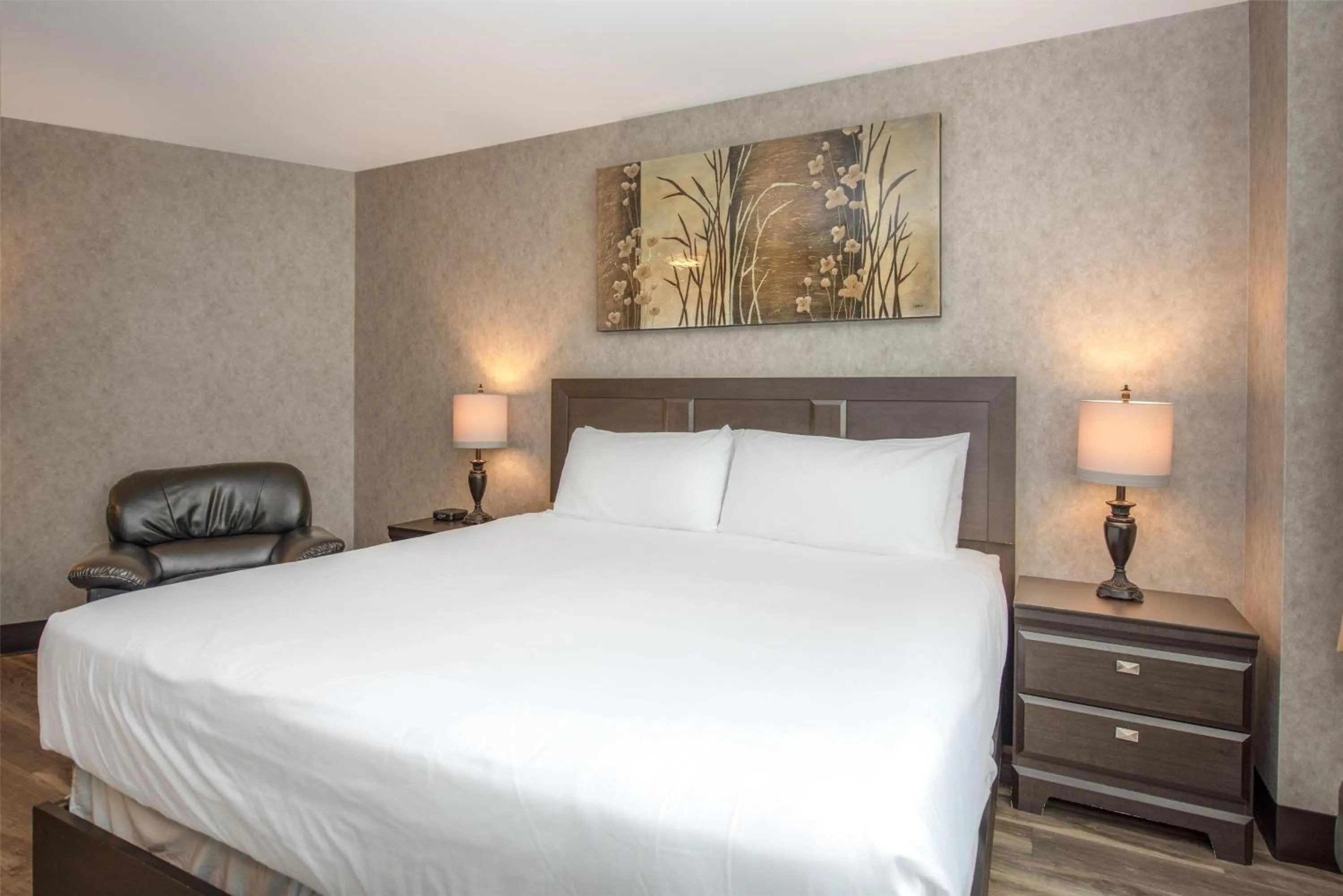 Bedroom, Bed in Coast Lonsdale Quay Hotel