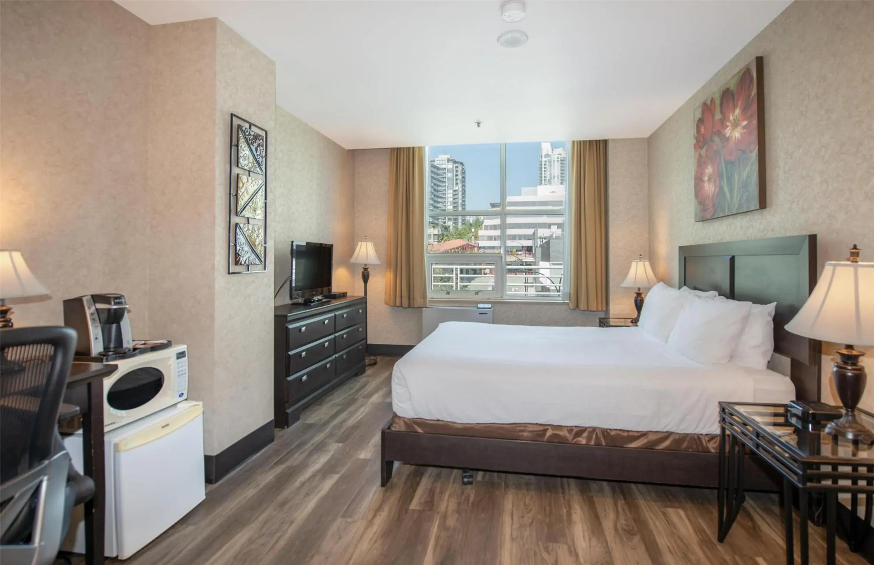 Standard Queen Room, Pet- Friendly in Coast Lonsdale Quay Hotel Standard Queen Room, Pet- Friendly in Coast Lonsdale Quay Hotel