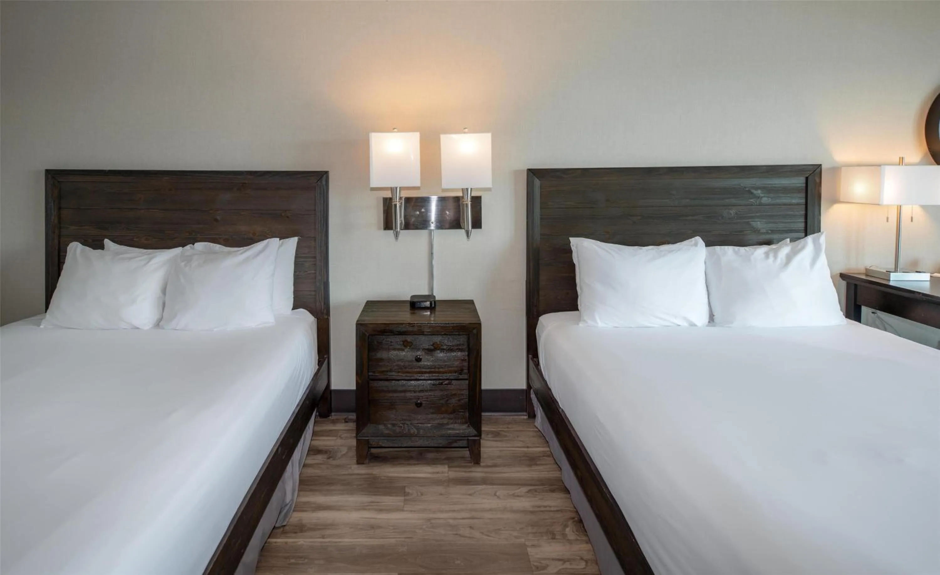 Bedroom, Bed in Coast Lonsdale Quay Hotel