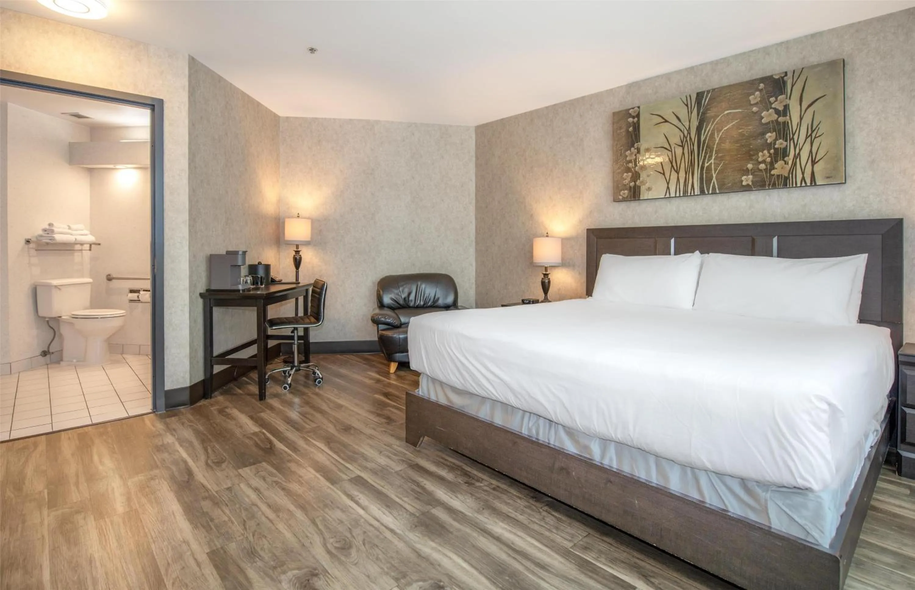 Bedroom, Bed in Coast Lonsdale Quay Hotel