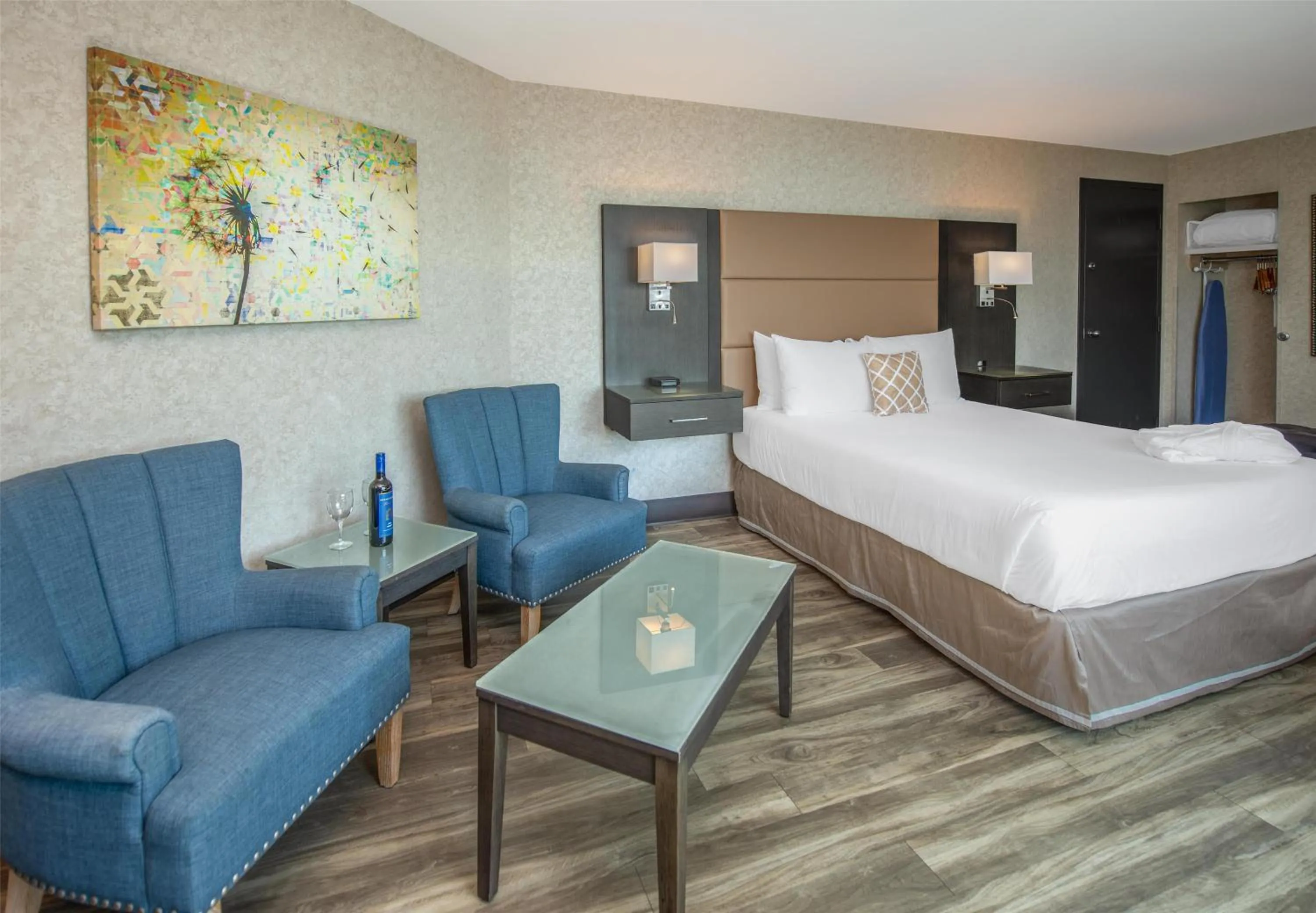 Bedroom, Bed in Coast Lonsdale Quay Hotel