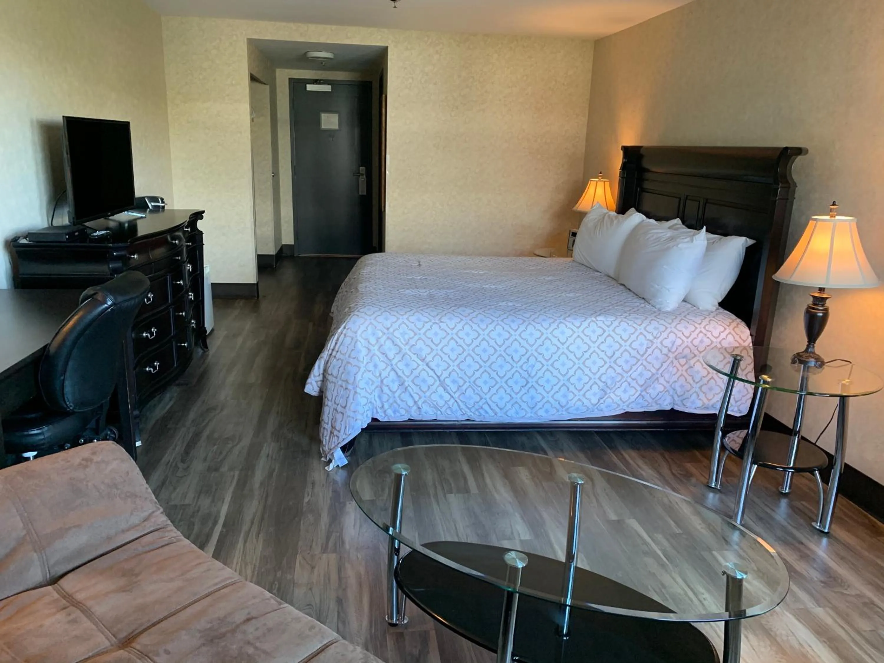 Deluxe King Room, Pet-Friendly in Coast Lonsdale Quay Hotel