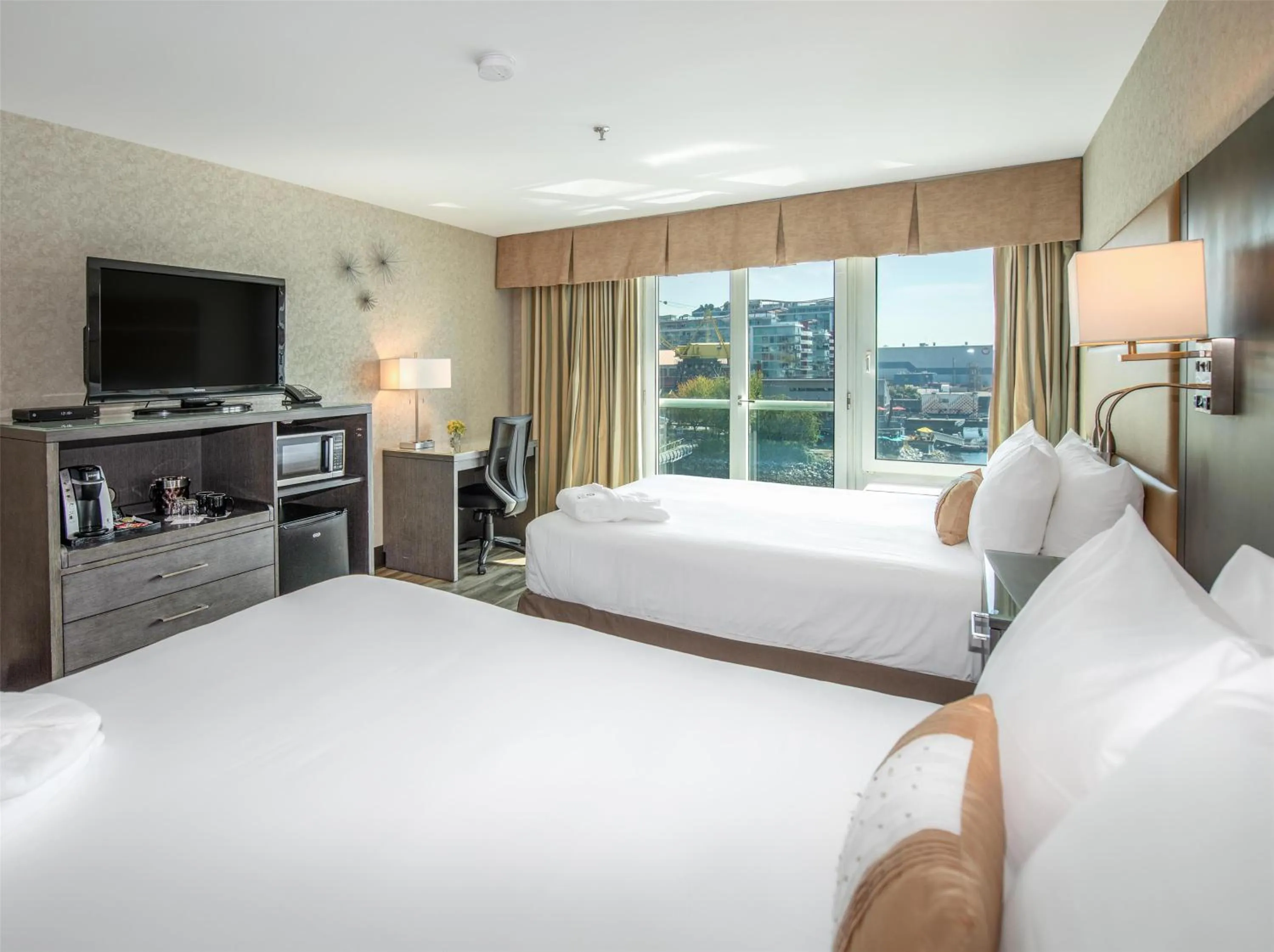 Bedroom, Bed in Coast Lonsdale Quay Hotel