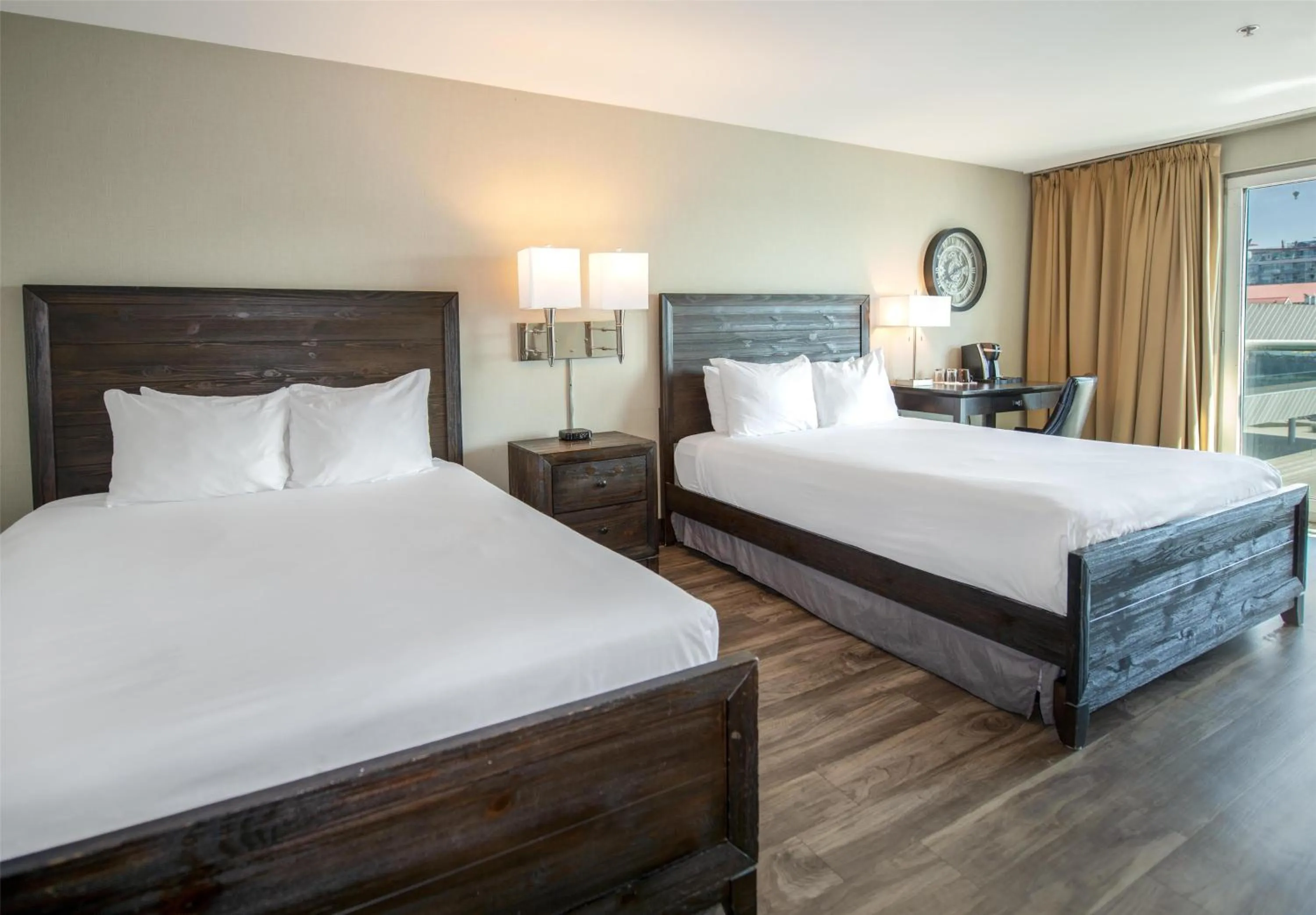 Bedroom, Bed in Coast Lonsdale Quay Hotel