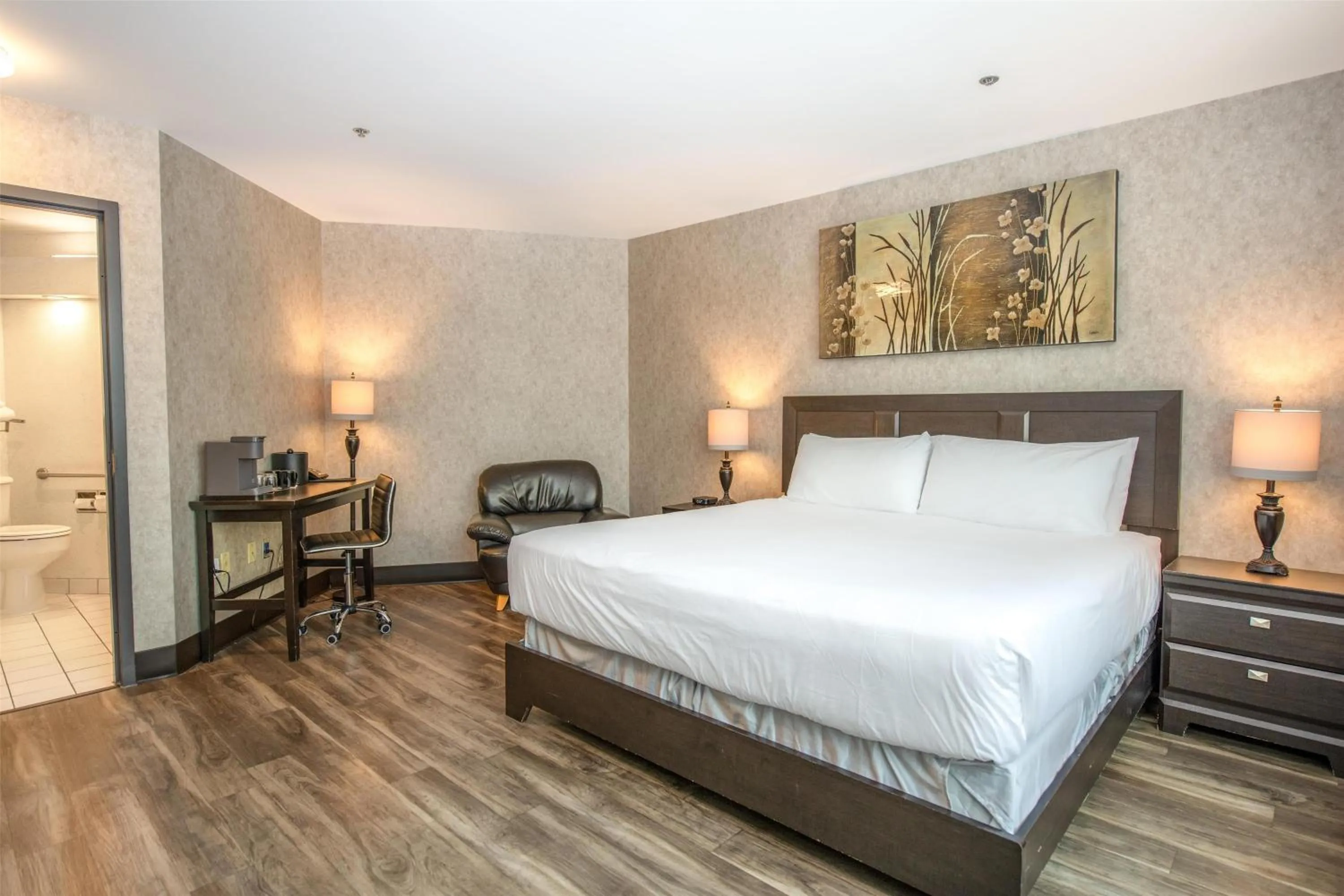 Bedroom, Bed in Coast Lonsdale Quay Hotel