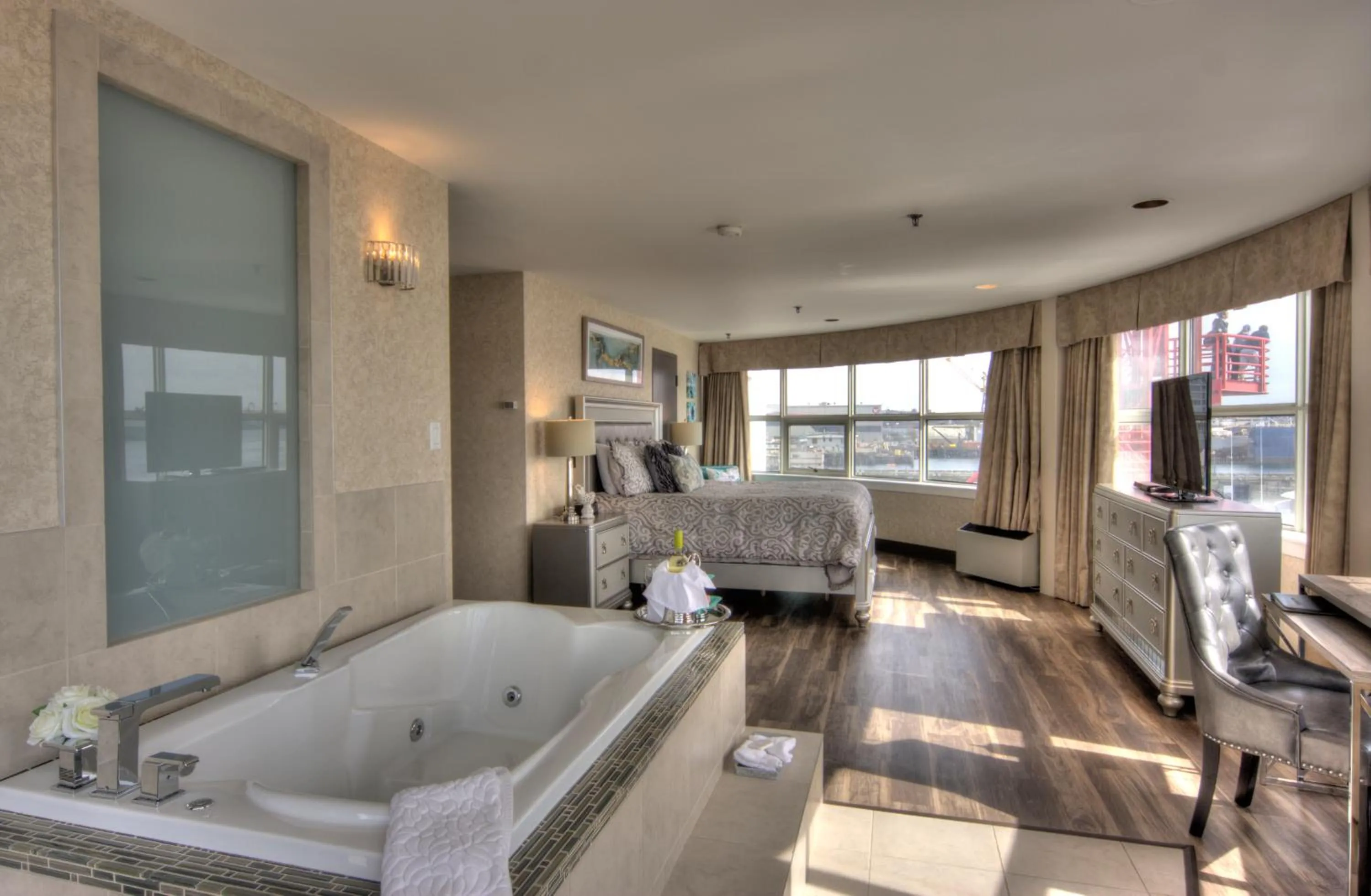 Carrie Cates Penthouse Suite with Hot Tub, Not Pet-Friendly in Coast Lonsdale Quay Hotel