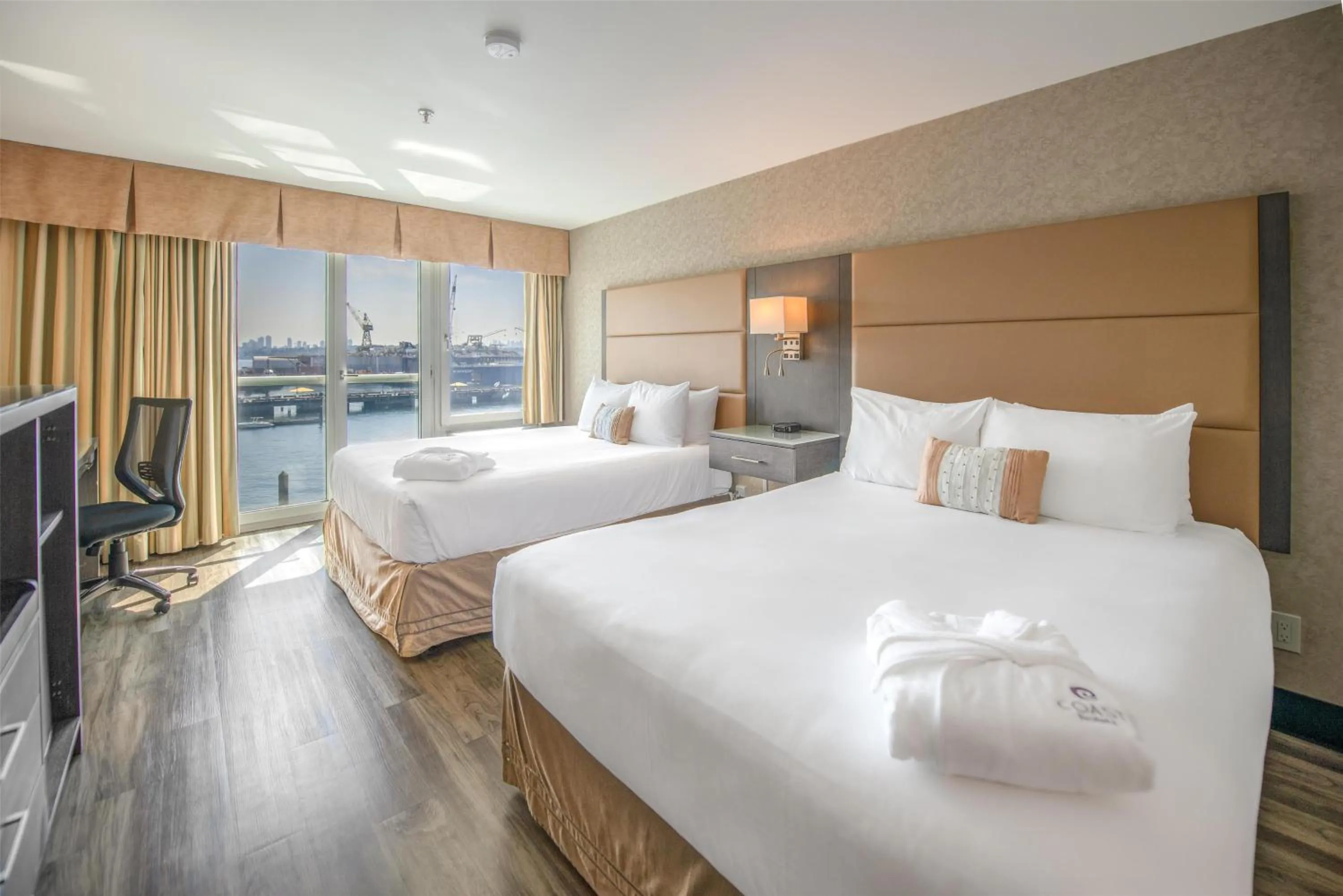 Bedroom, Bed in Coast Lonsdale Quay Hotel