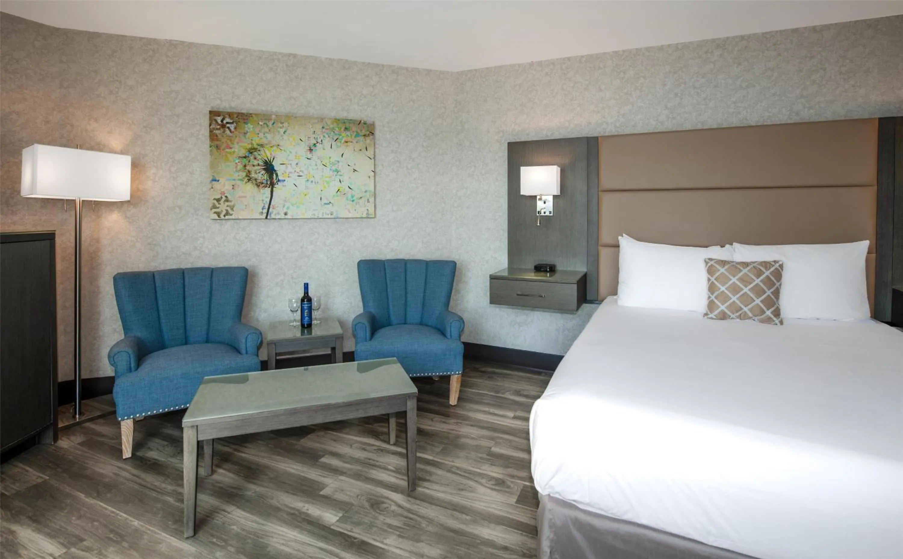 Bedroom, Bed in Coast Lonsdale Quay Hotel