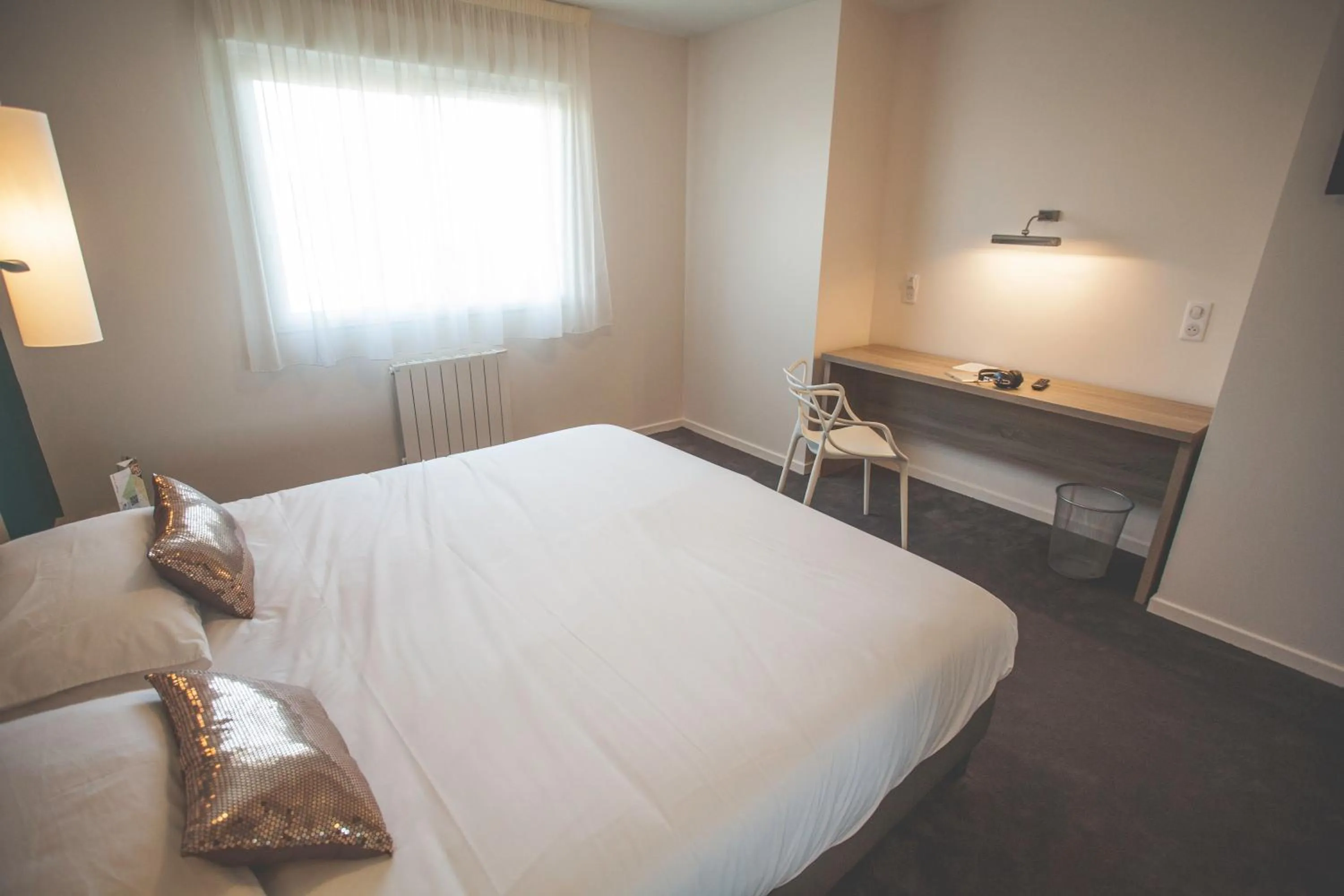 Bedroom, Bed in Hôtel Karène