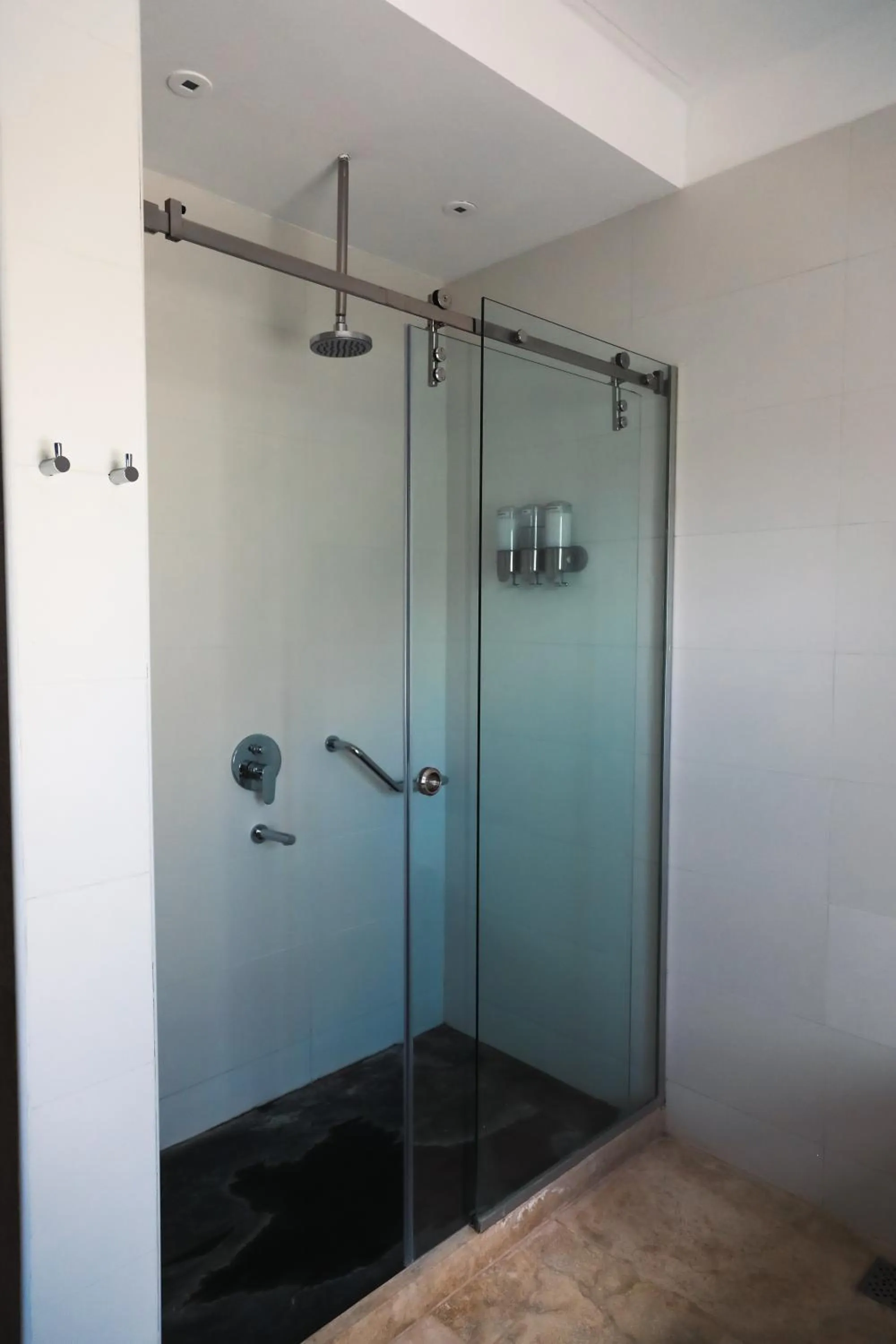 Shower in El Carmelo Mountain Lodge