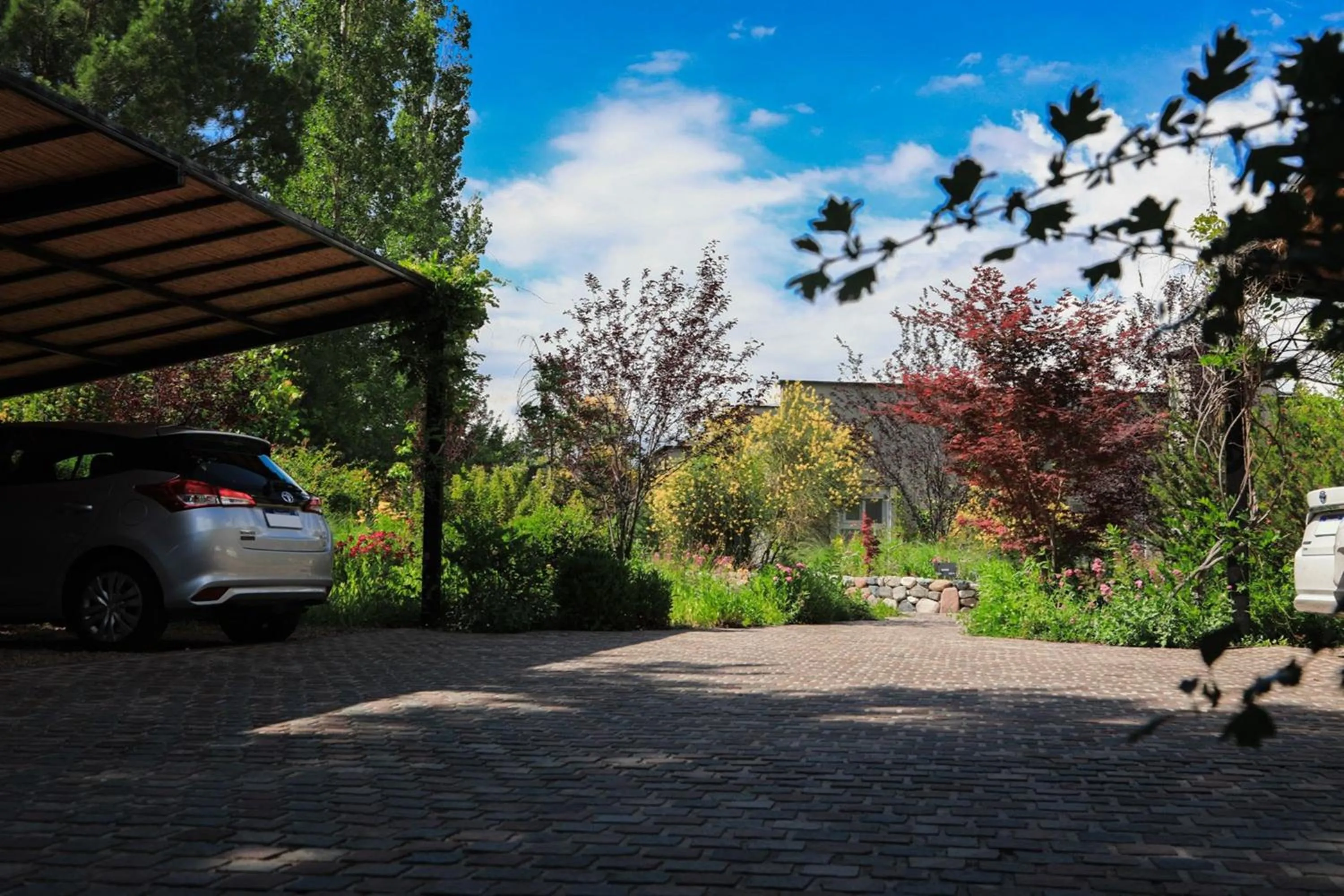 Parking in El Carmelo Mountain Lodge