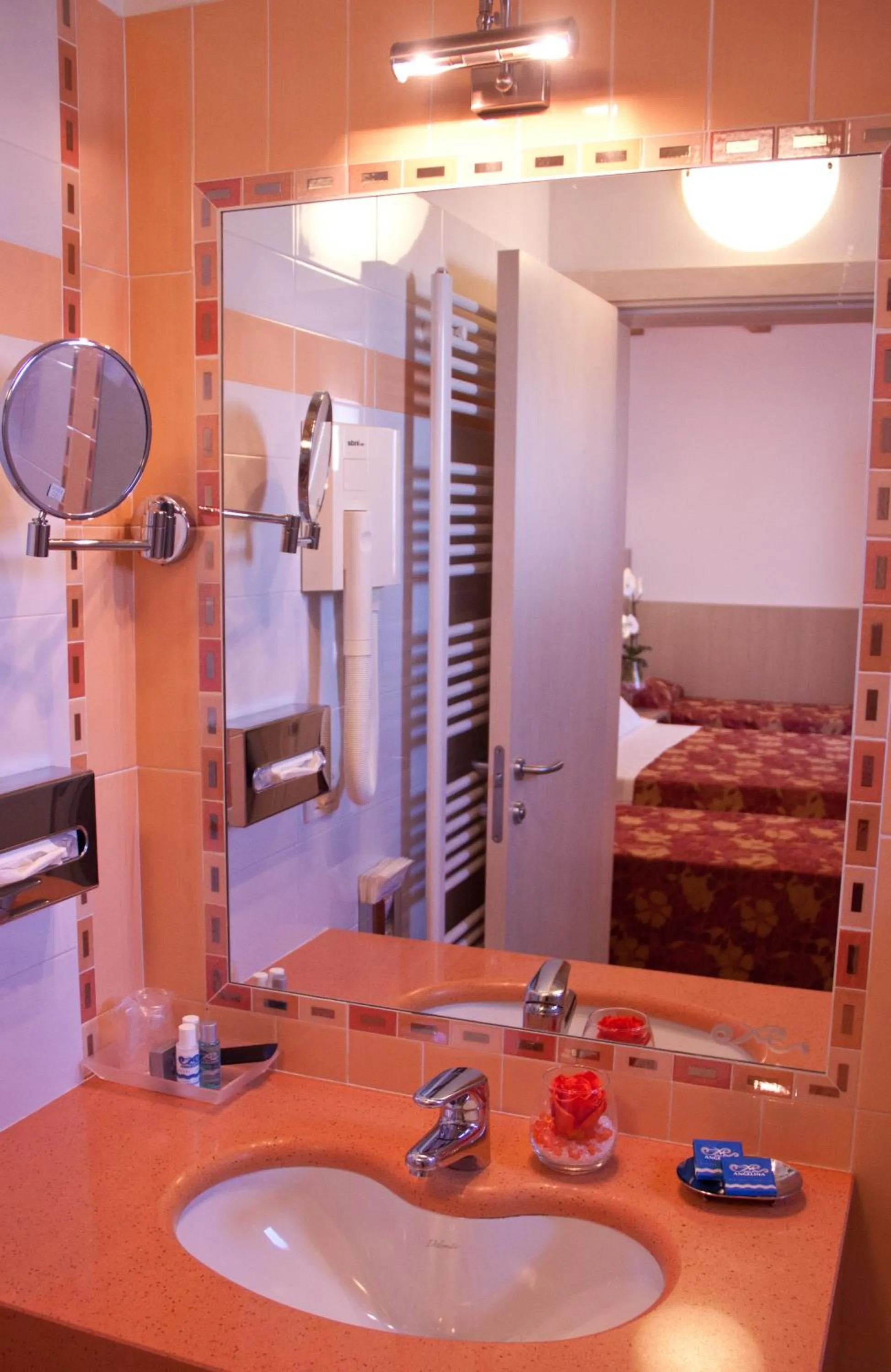 Bathroom, Bed in Hotel Villa Angelina
