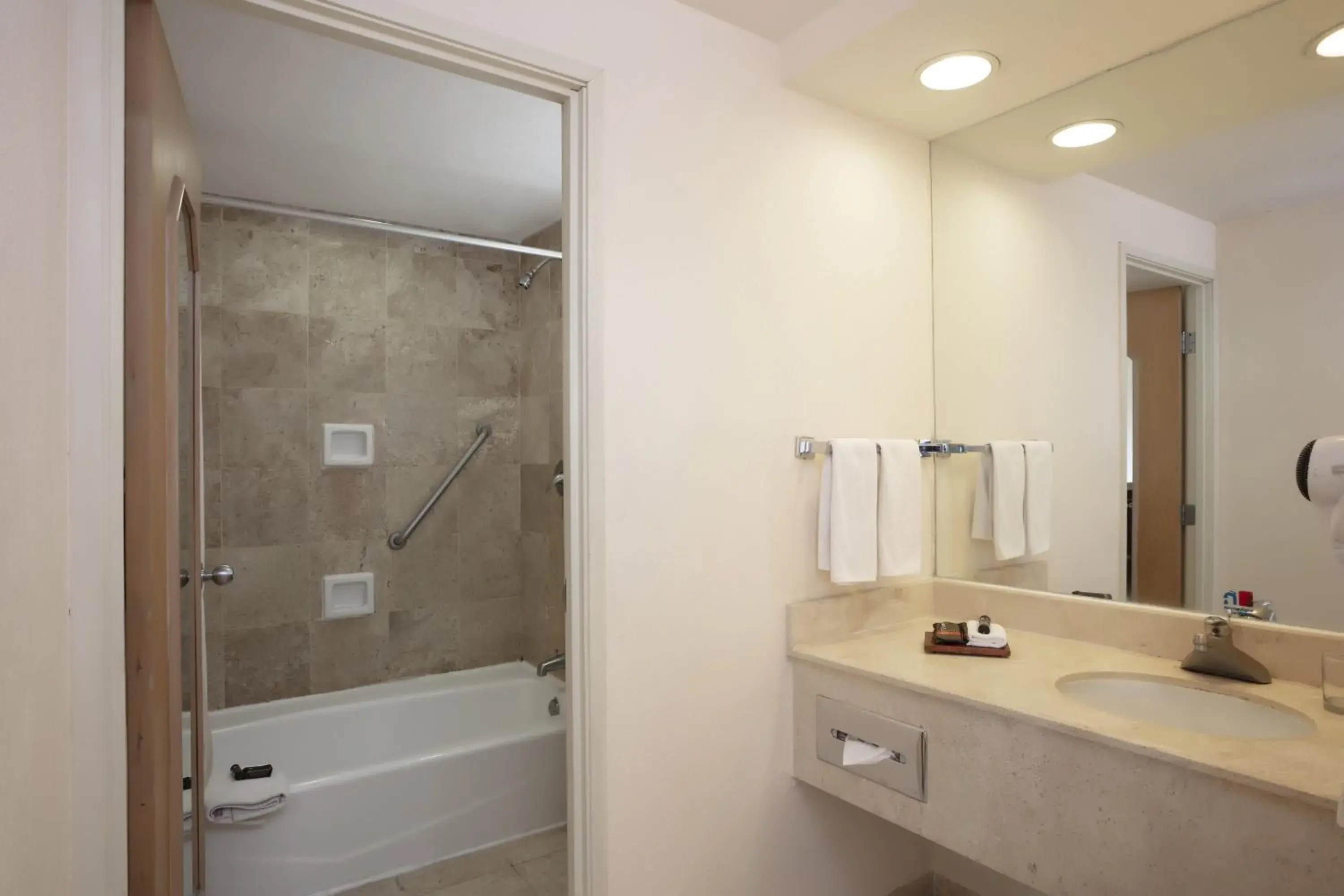 Photo of the whole room in Fiesta Inn Veracruz Malecon Photo of the whole room in Fiesta Inn Veracruz Malecon