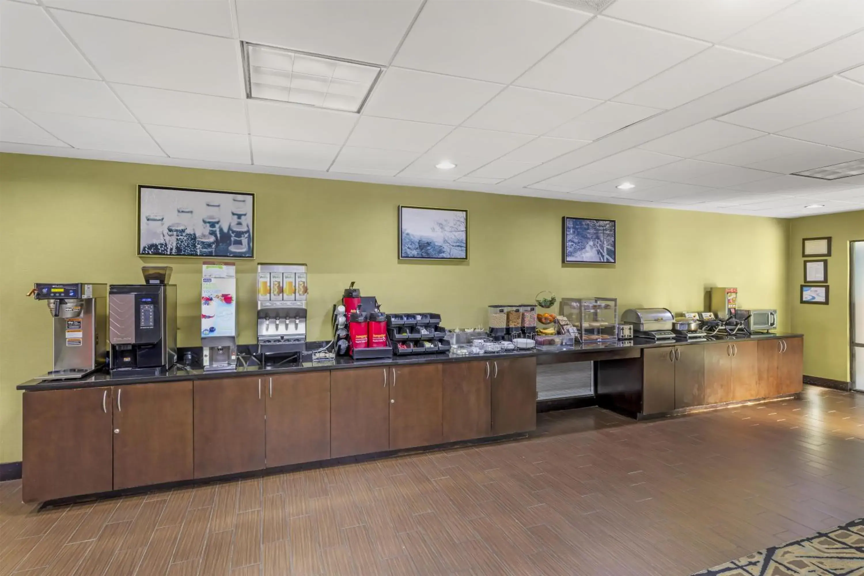 Breakfast in Best Western Plus McDonough Inn & Suites Breakfast in Best Western Plus McDonough Inn & Suites