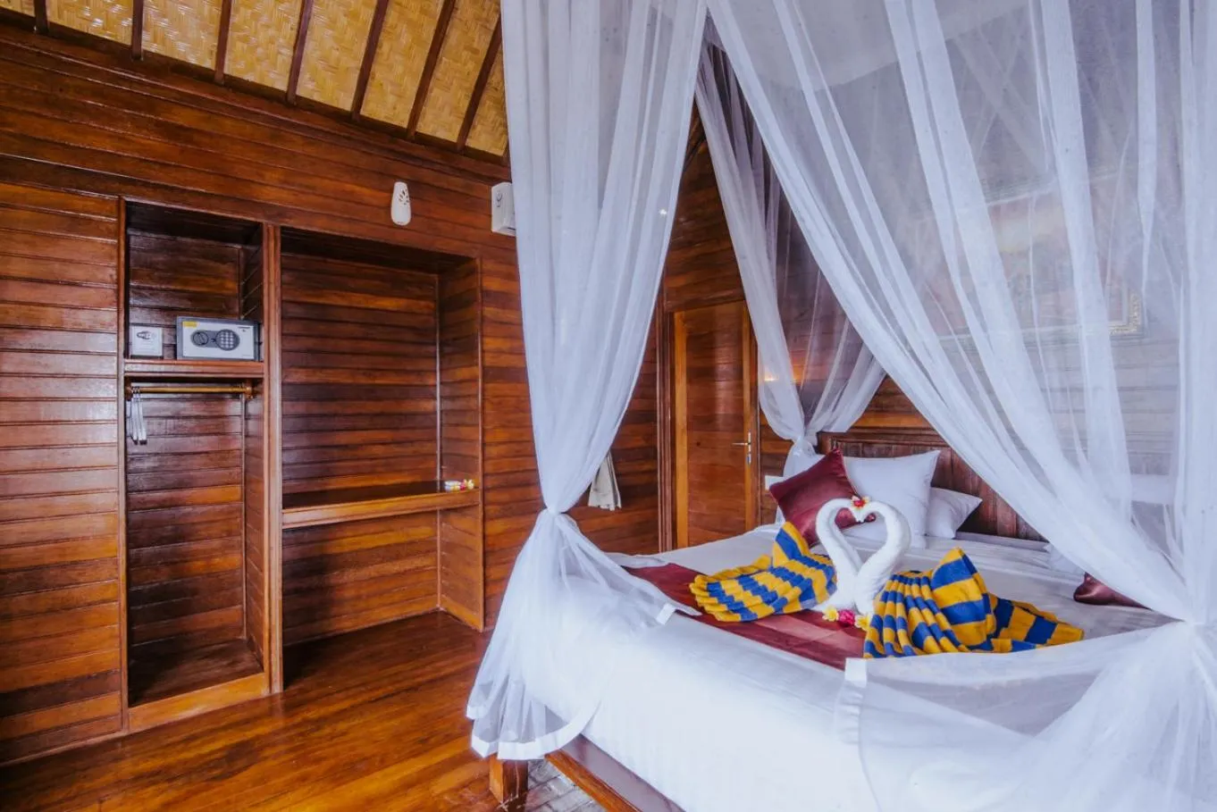 Bed in Sunday Huts Lembongan
