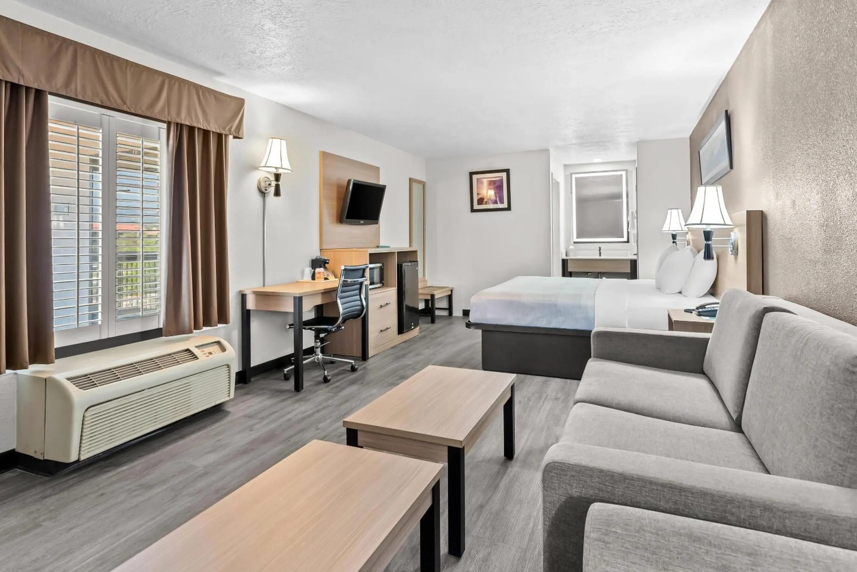 Bedroom, Bed in Quality Inn & Suites Sunport Airport Albuquerque