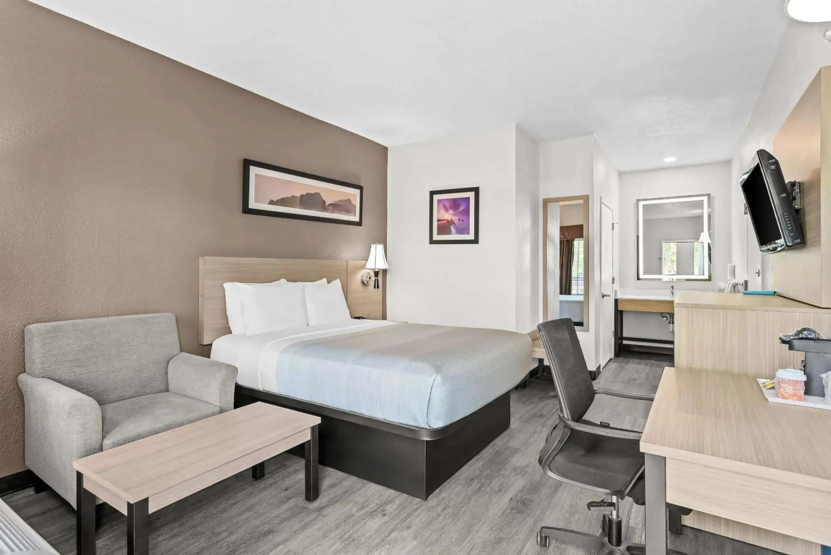 Bedroom, Bed in Quality Inn & Suites Albuquerque South Valley Area Bedroom, Bed in Quality Inn & Suites Albuquerque South Valley Area