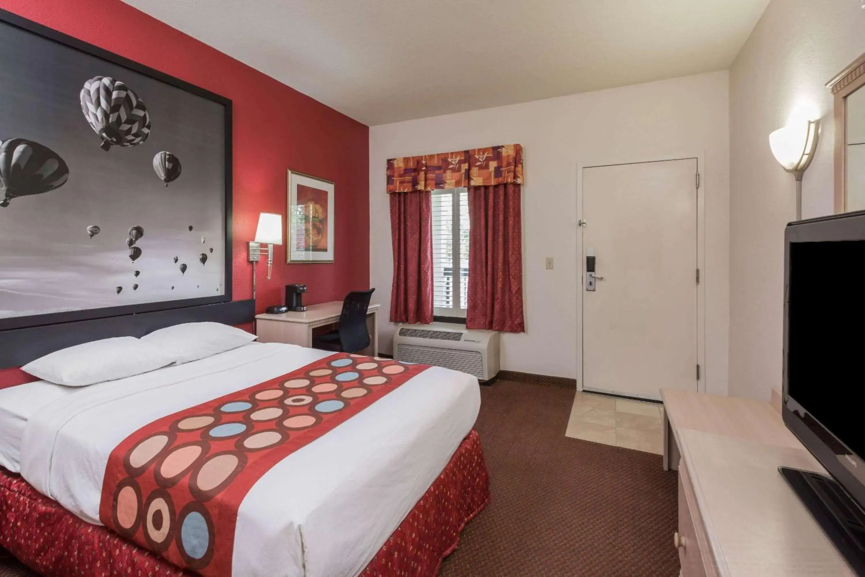 Photo of the whole room, Bed in Super 8 by Wyndham Albuquerque Airport