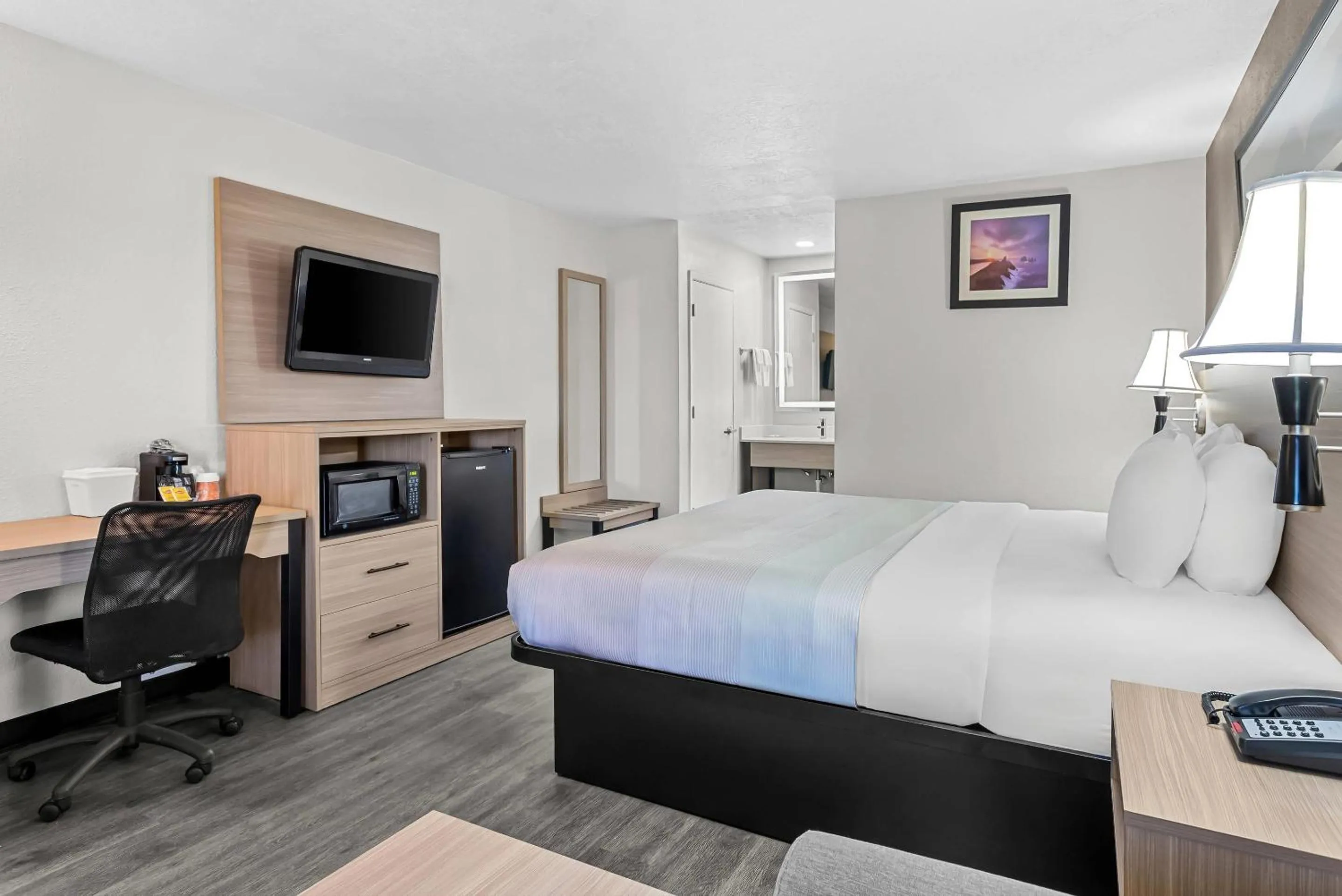 Bedroom, Bed in Quality Inn & Suites Sunport Airport Albuquerque