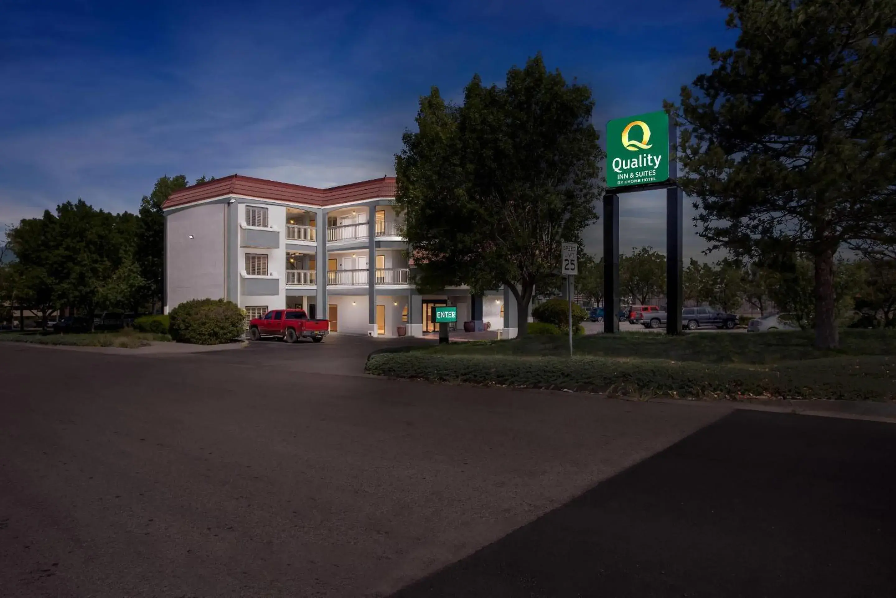 Property building in Quality Inn & Suites Albuquerque South Valley Area Property building in Quality Inn & Suites Albuquerque South Valley Area