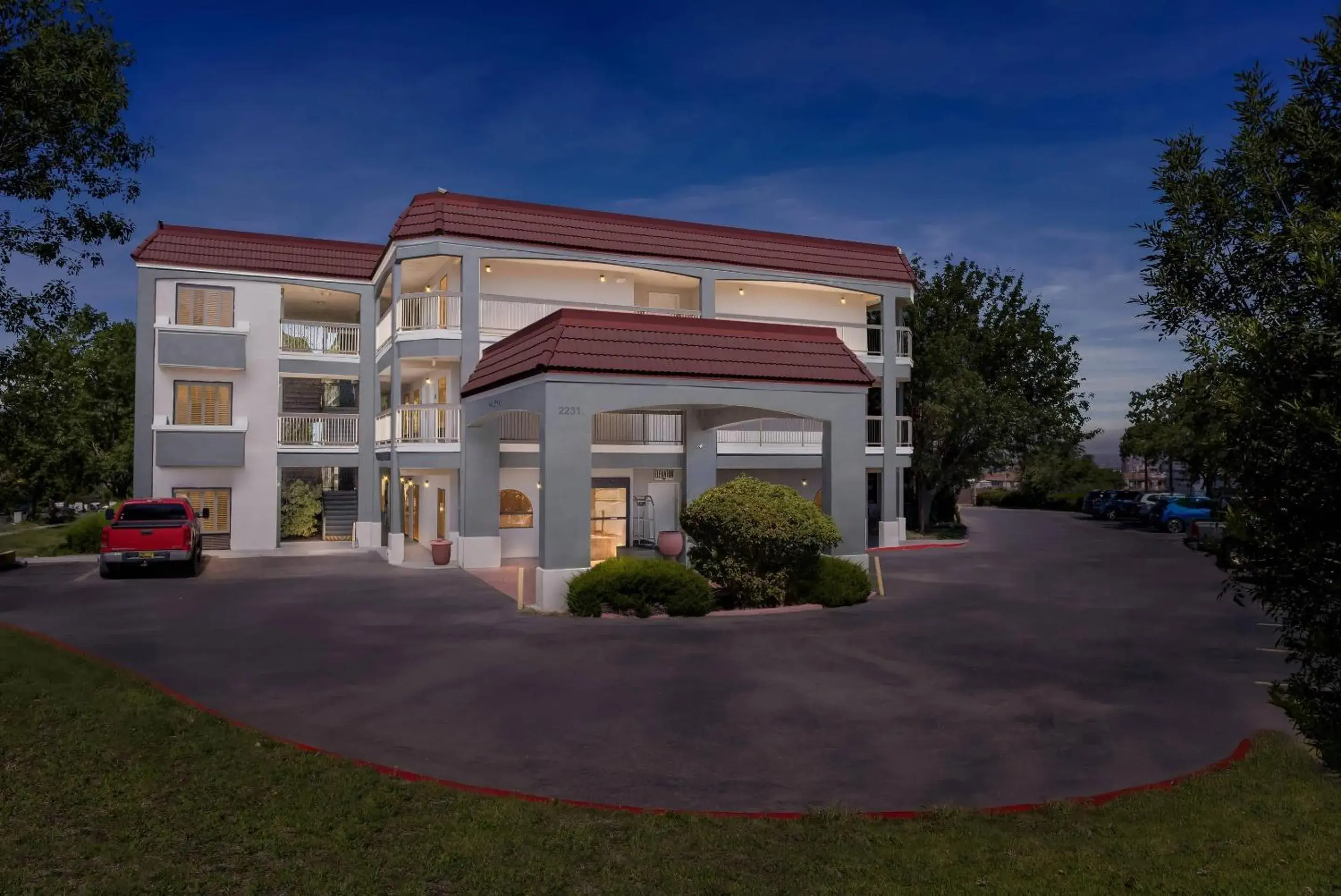 Property building in Quality Inn & Suites Albuquerque South Valley Area Property building in Quality Inn & Suites Albuquerque South Valley Area