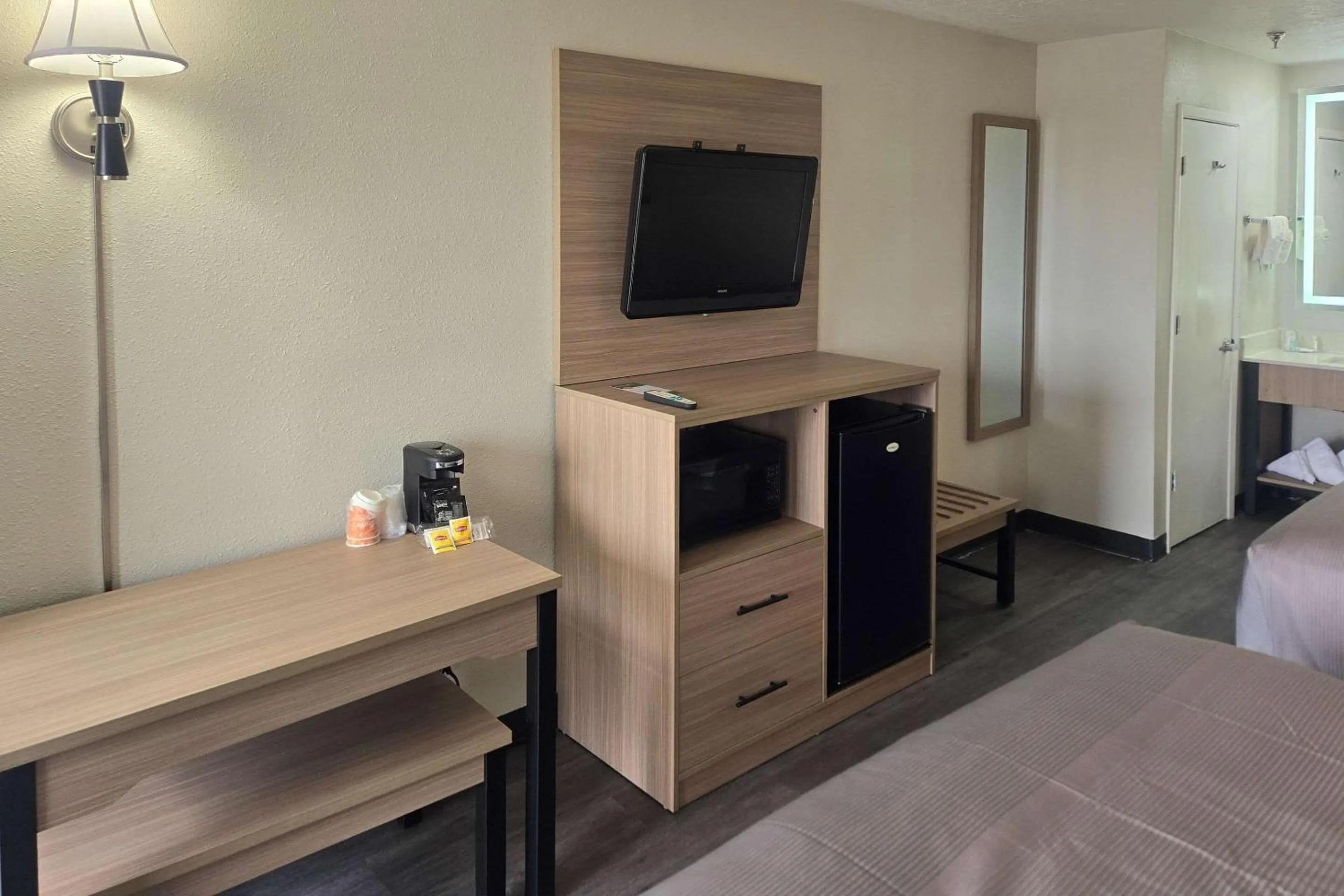 Bedroom, Bed in Super 8 by Wyndham Albuquerque Airport