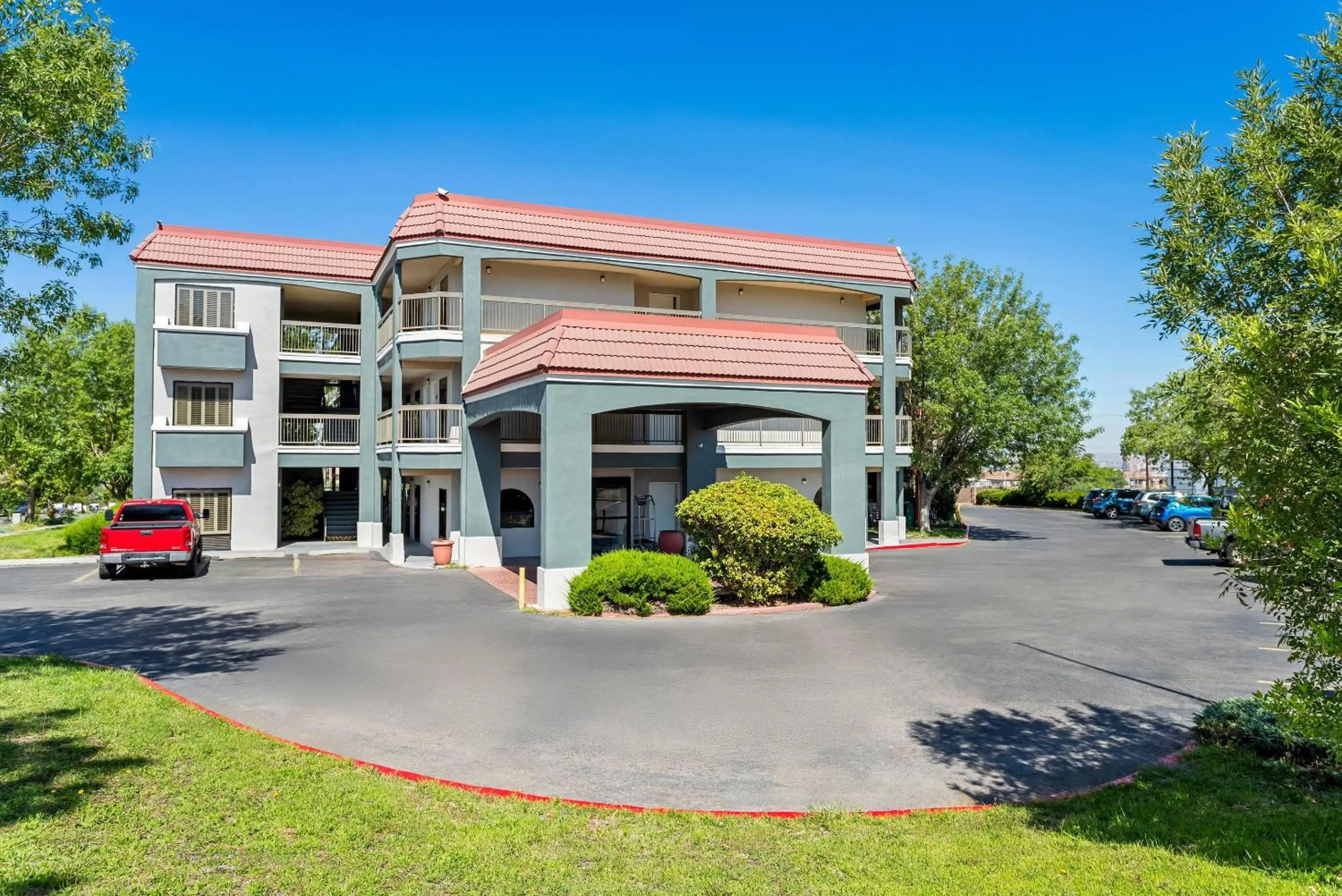 Property building in Quality Inn & Suites Sunport Airport Albuquerque