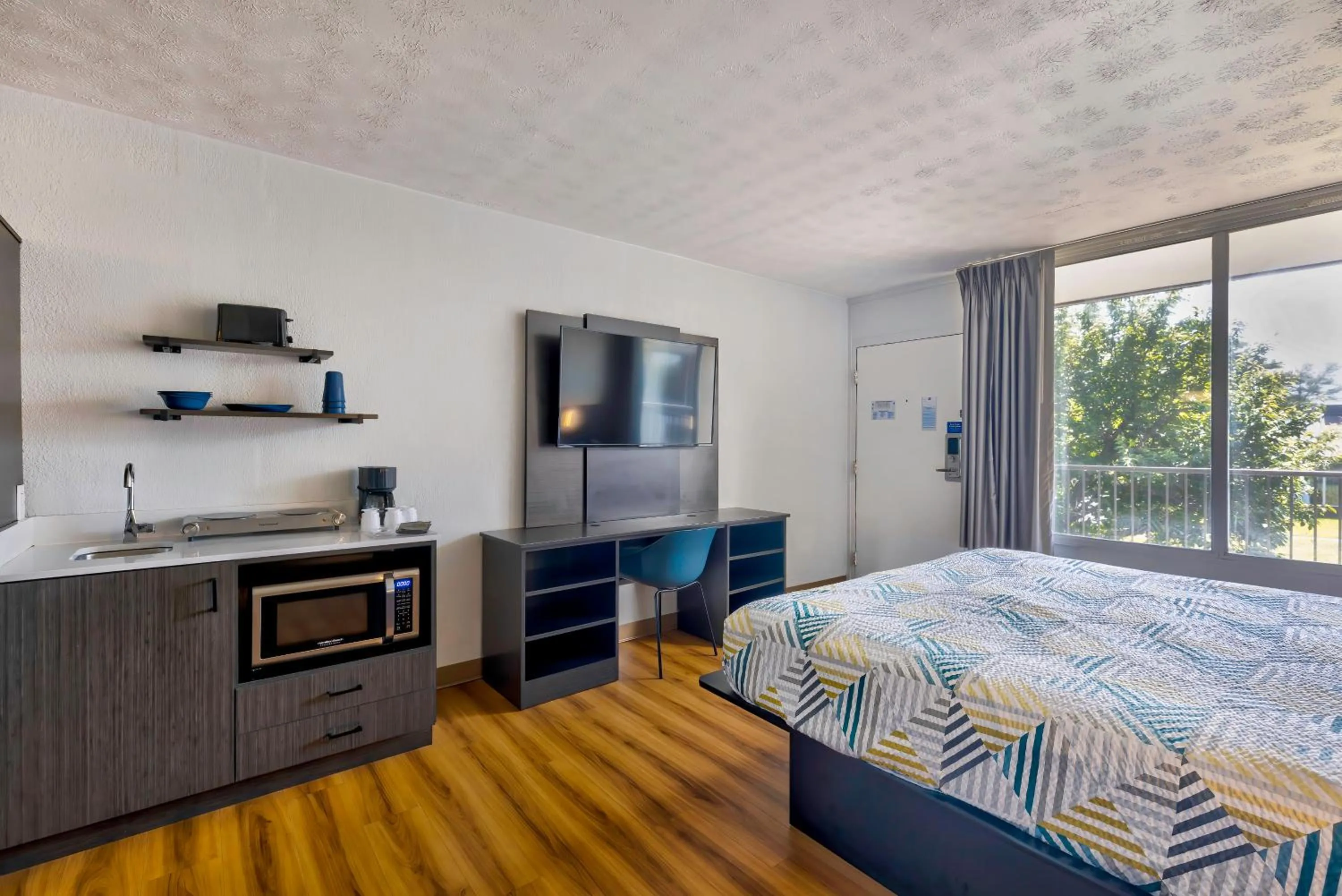 Bed in Motel 6-Mount Jackson, VA - Shenandoah