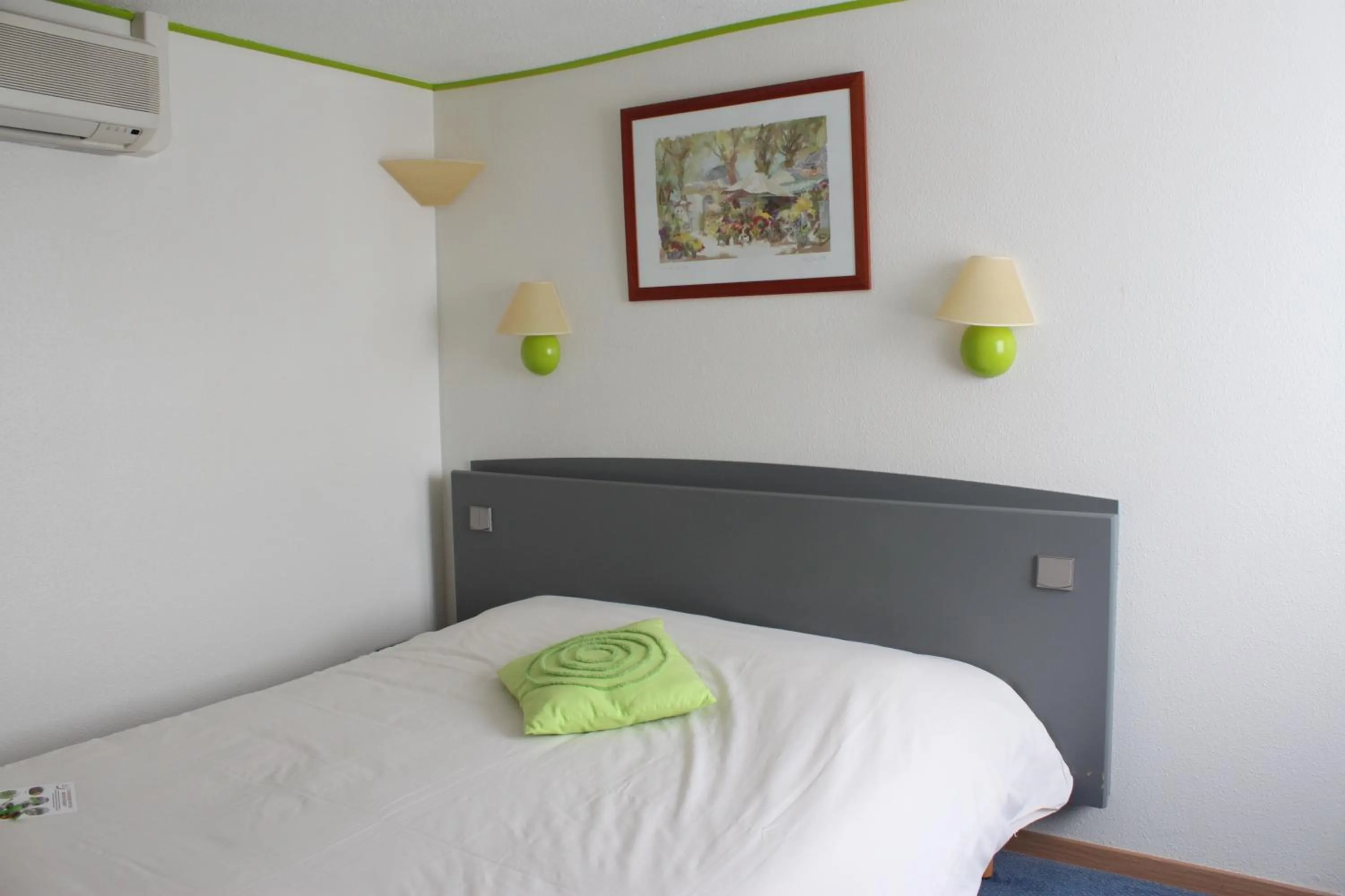 Photo of the whole room, Bed in Campanile Saumur