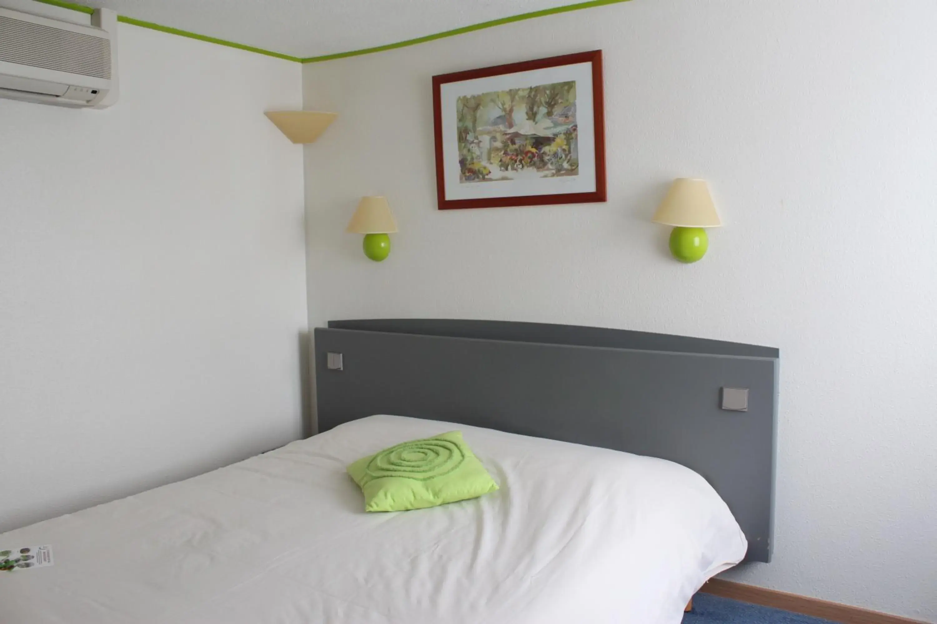 Photo of the whole room, Bed in Campanile Saumur Photo of the whole room, Bed in Campanile Saumur