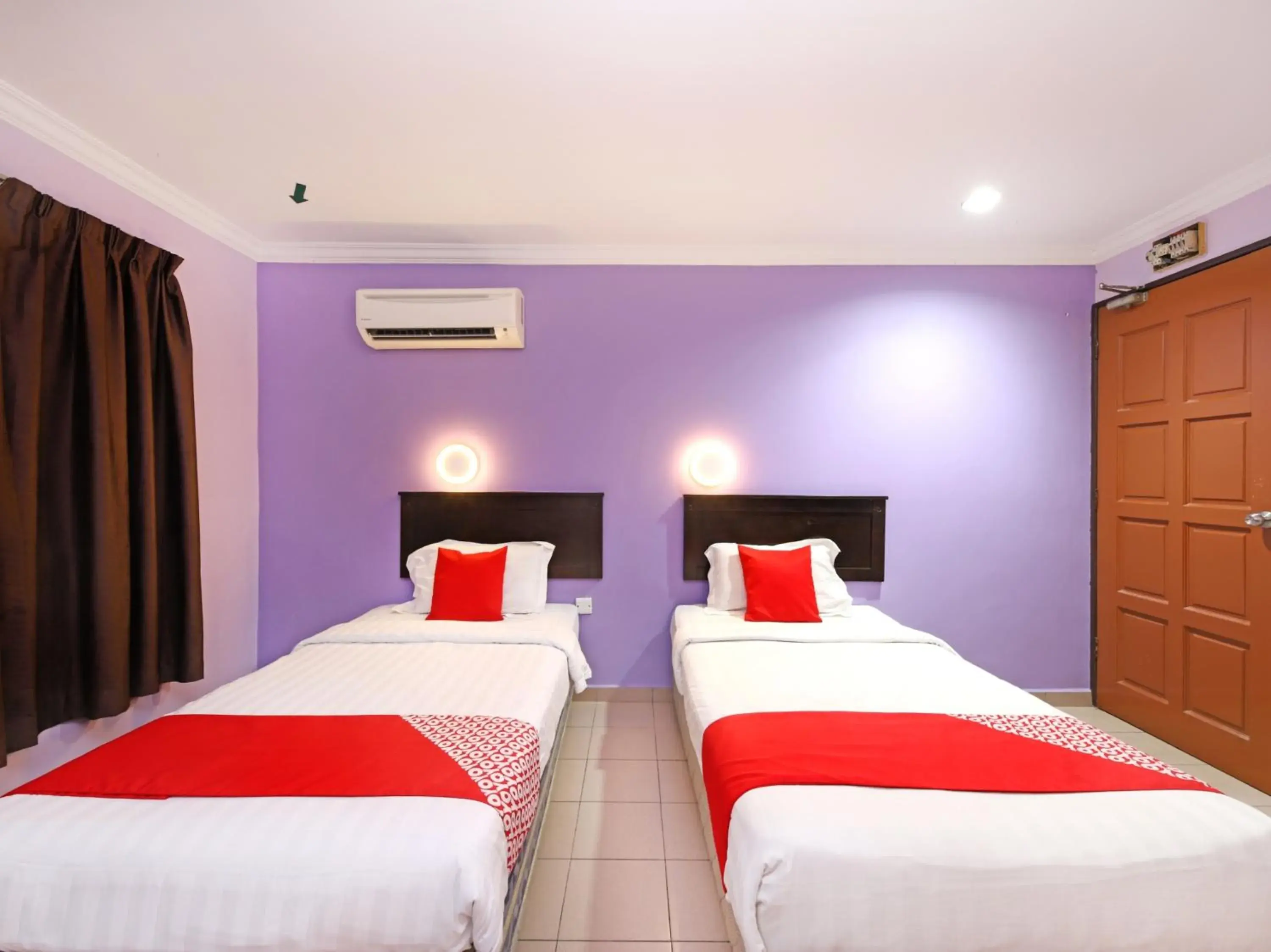 Bedroom, Bed in Super OYO 473 Comfort Hotel 2